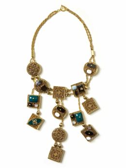 Women: Locket bib necklace - Gold