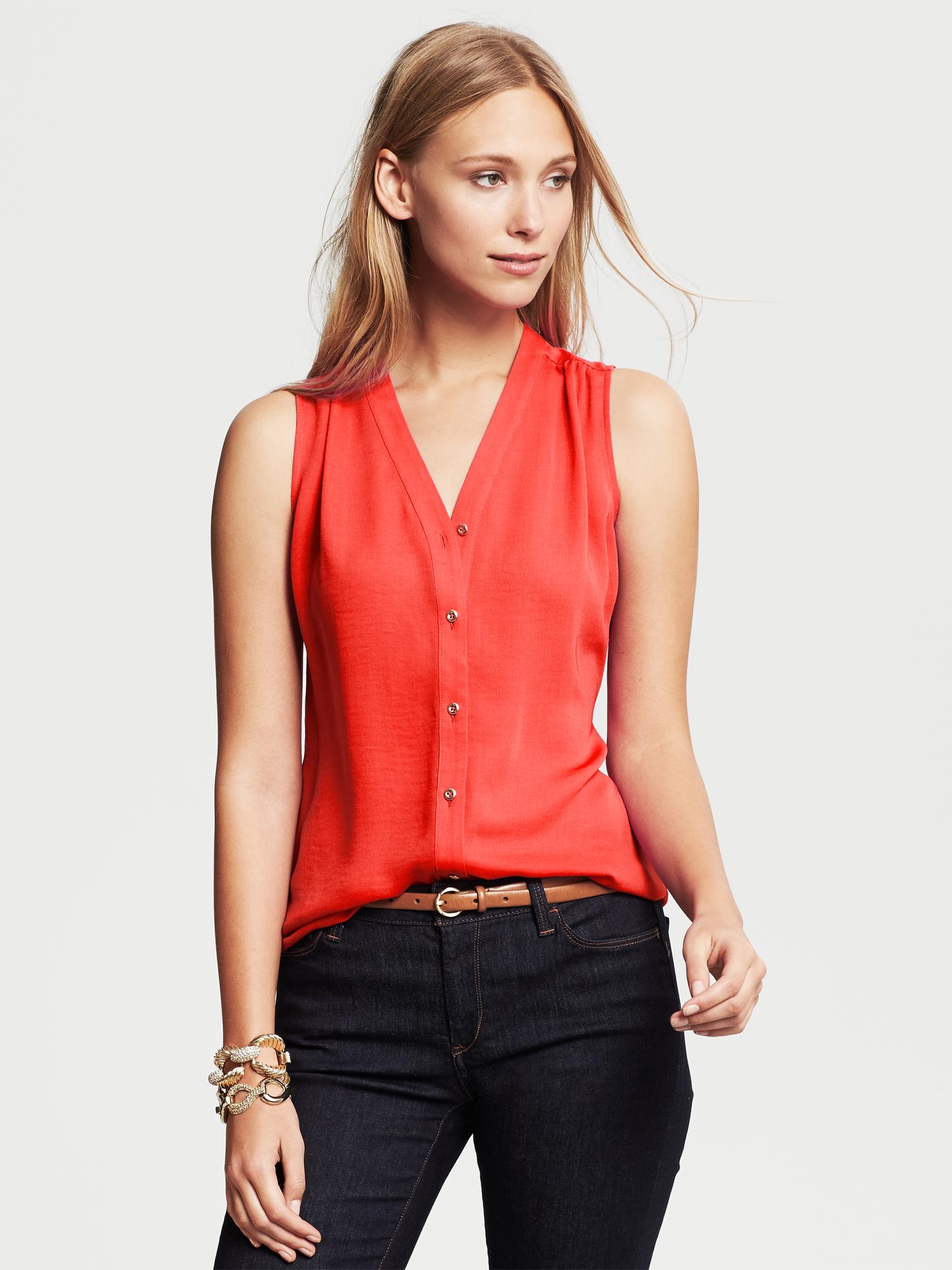 Sleeveless Buttoned Blouse