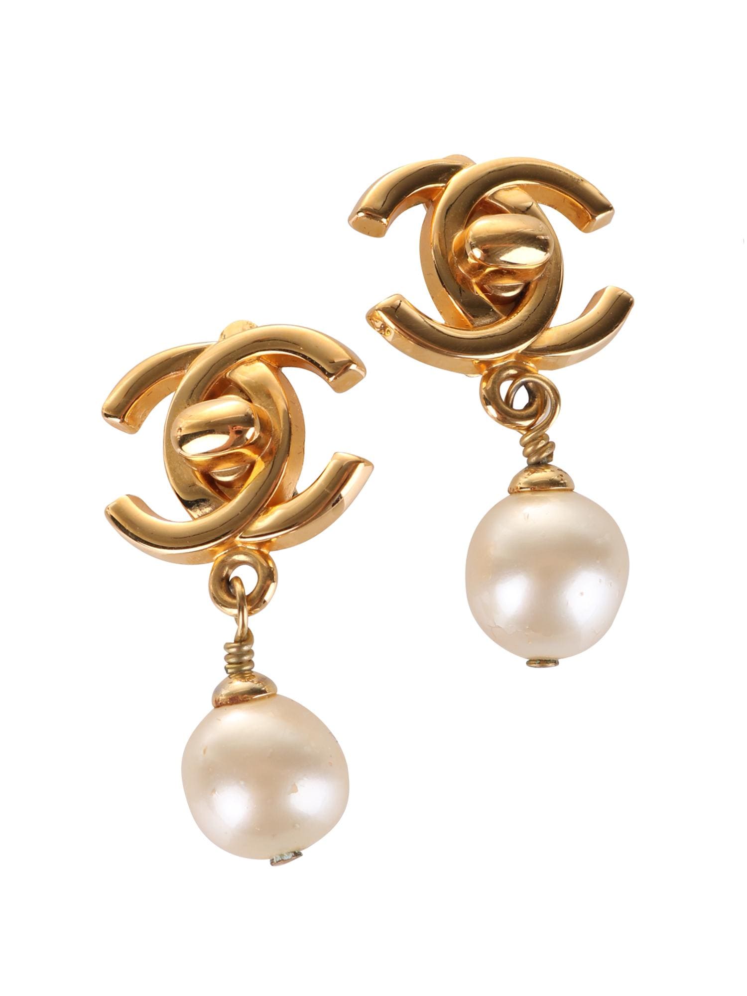 LUXE FINDS &#124 Chanel Gold Pearl Dangle Earring