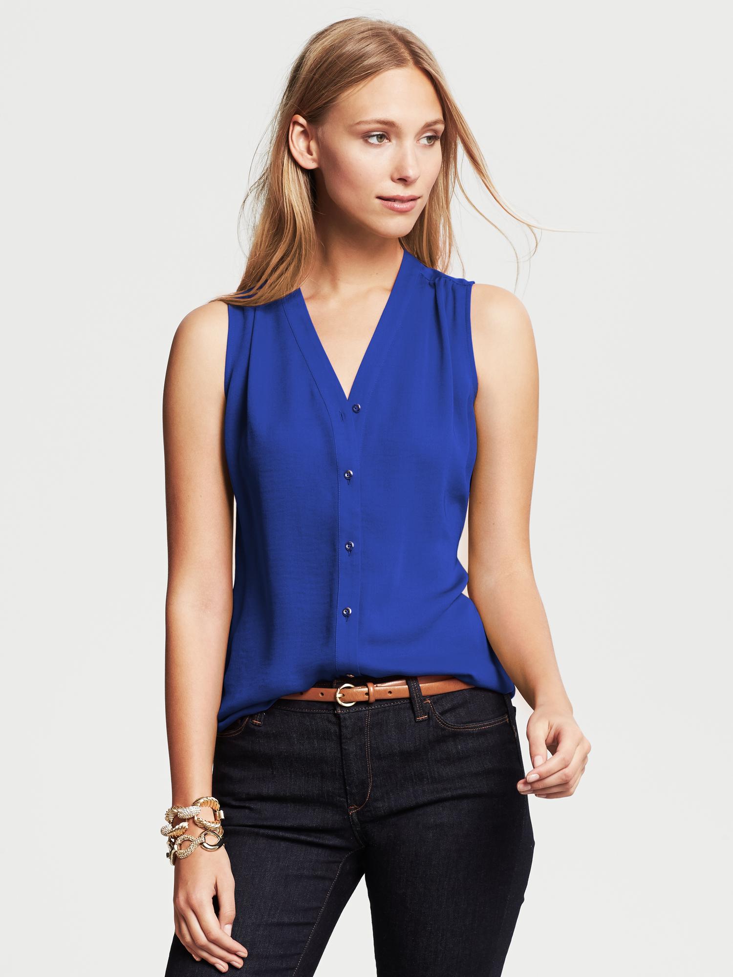 Sleeveless Buttoned Blouse 