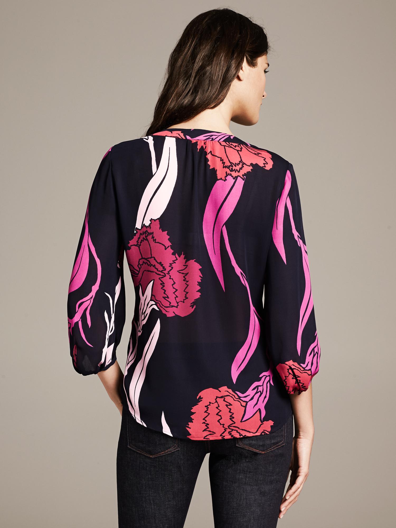 Banana Republic pink floral blouse! This is a size... - Depop