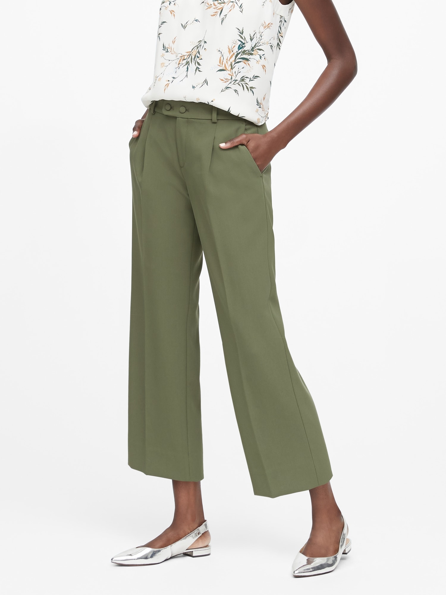 Logan Trouser-Fit Pleated Cropped Pants