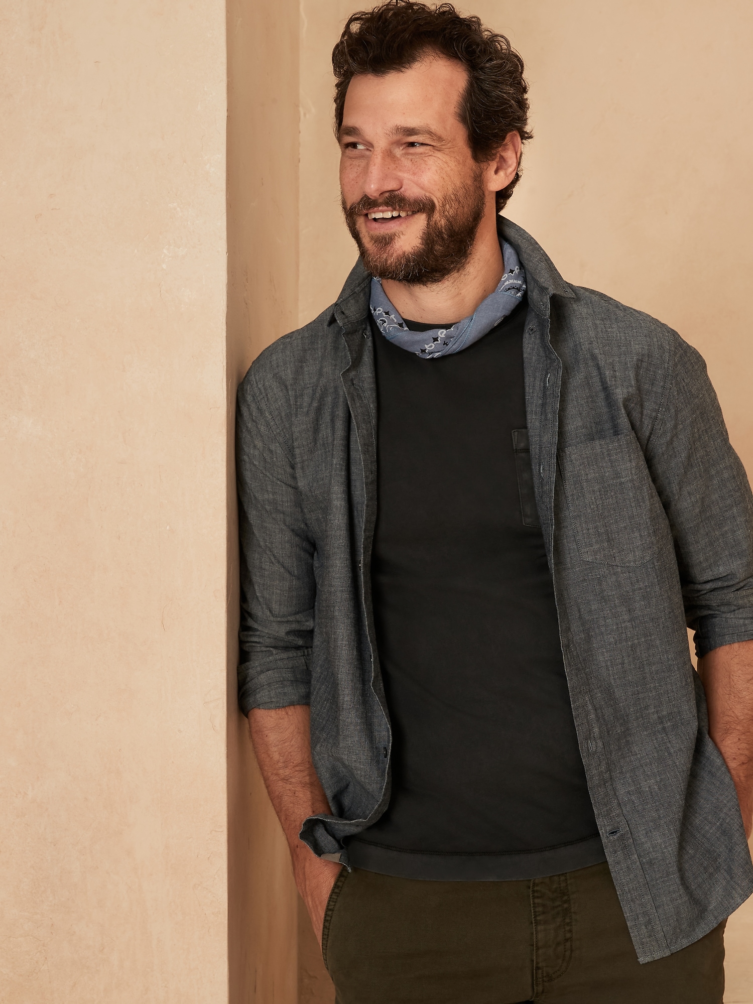 Untucked Slim-Fit Chambray Shirt 