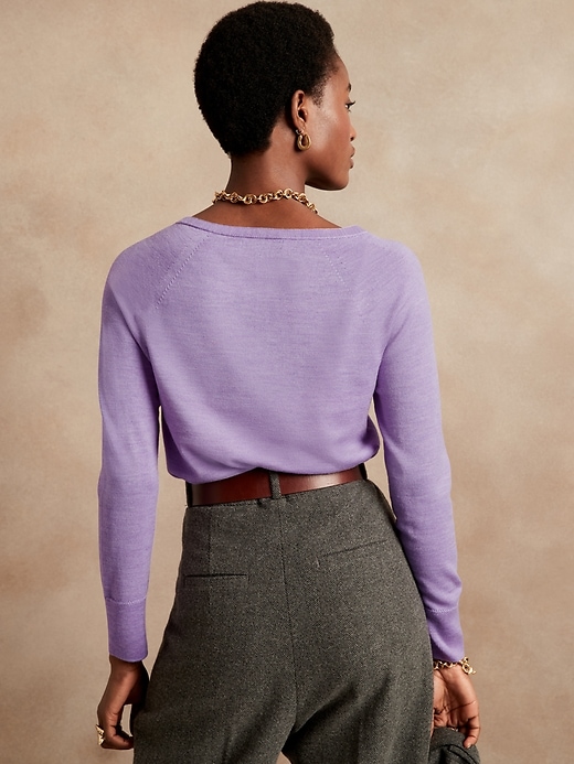 Image number 5 showing, Seamless Merino V-Neck Sweater in Responsible Wool