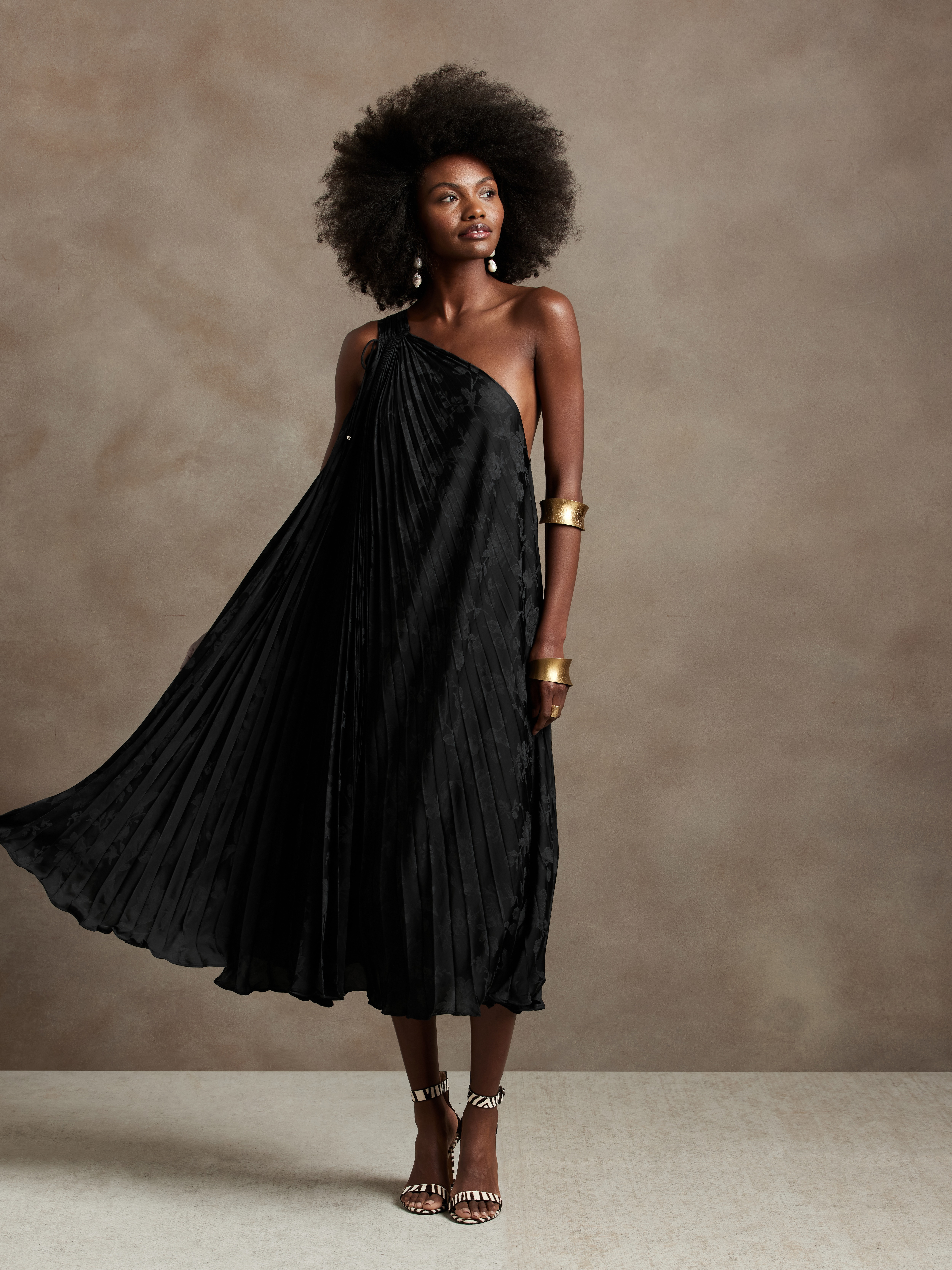 Radiant One-Shoulder Dress | Banana 
