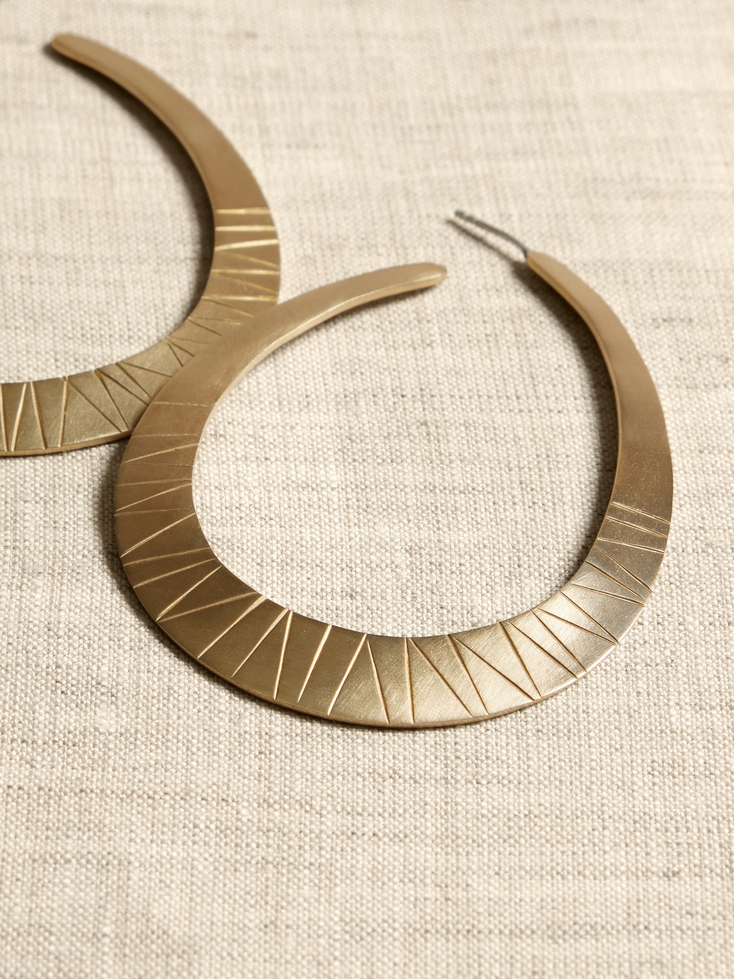 Ulani Etched Oval Hoop Earrings | Aureus + Argent