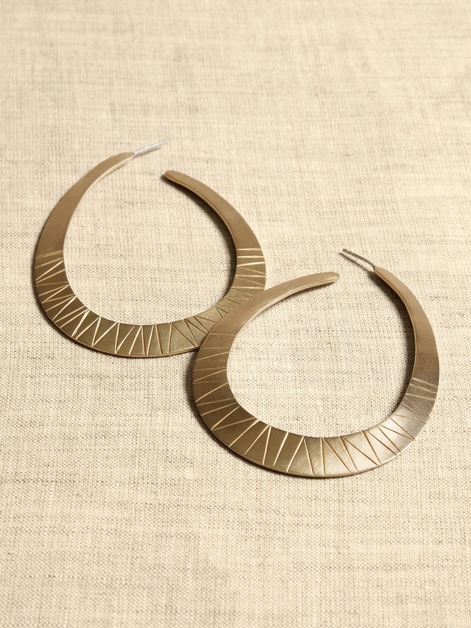 Ulani Etched Oval Hoop Earrings &#124 Aureus + Argent