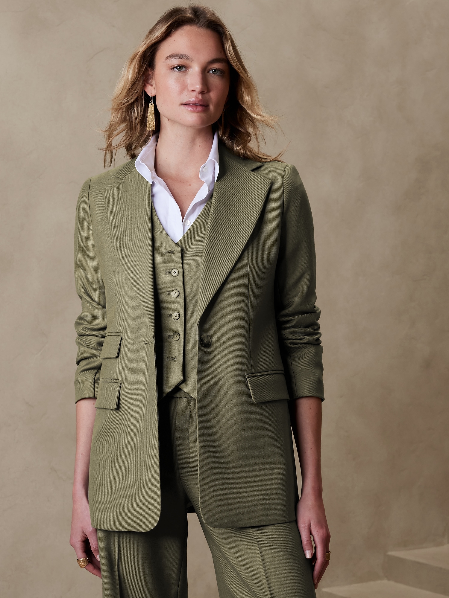 BananaRepublic --- whaaa?? A women's three piece suit! This is how I want  to look for the wedding. Nee…