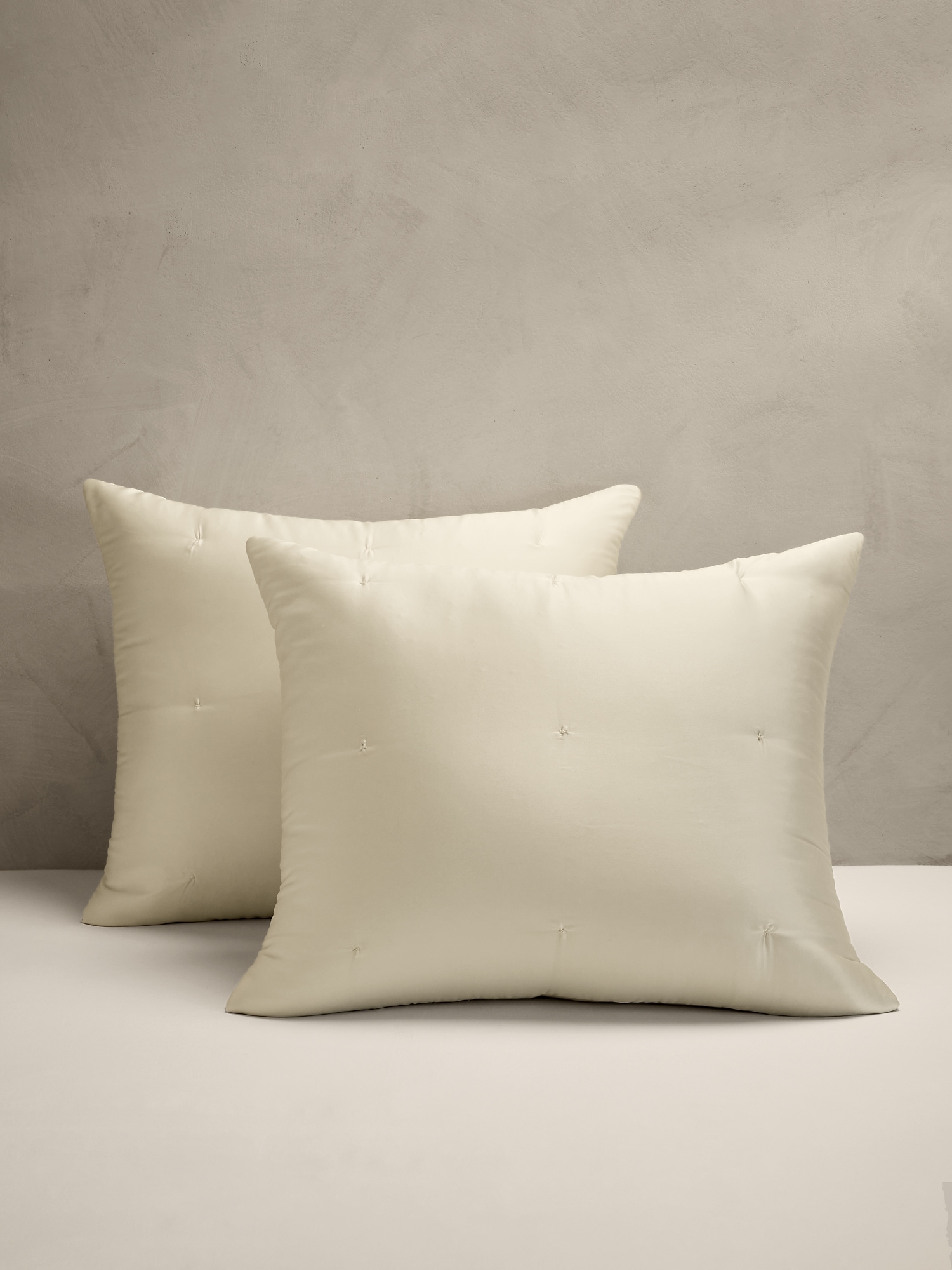 Image number 1 showing, Lofty Silk Shams