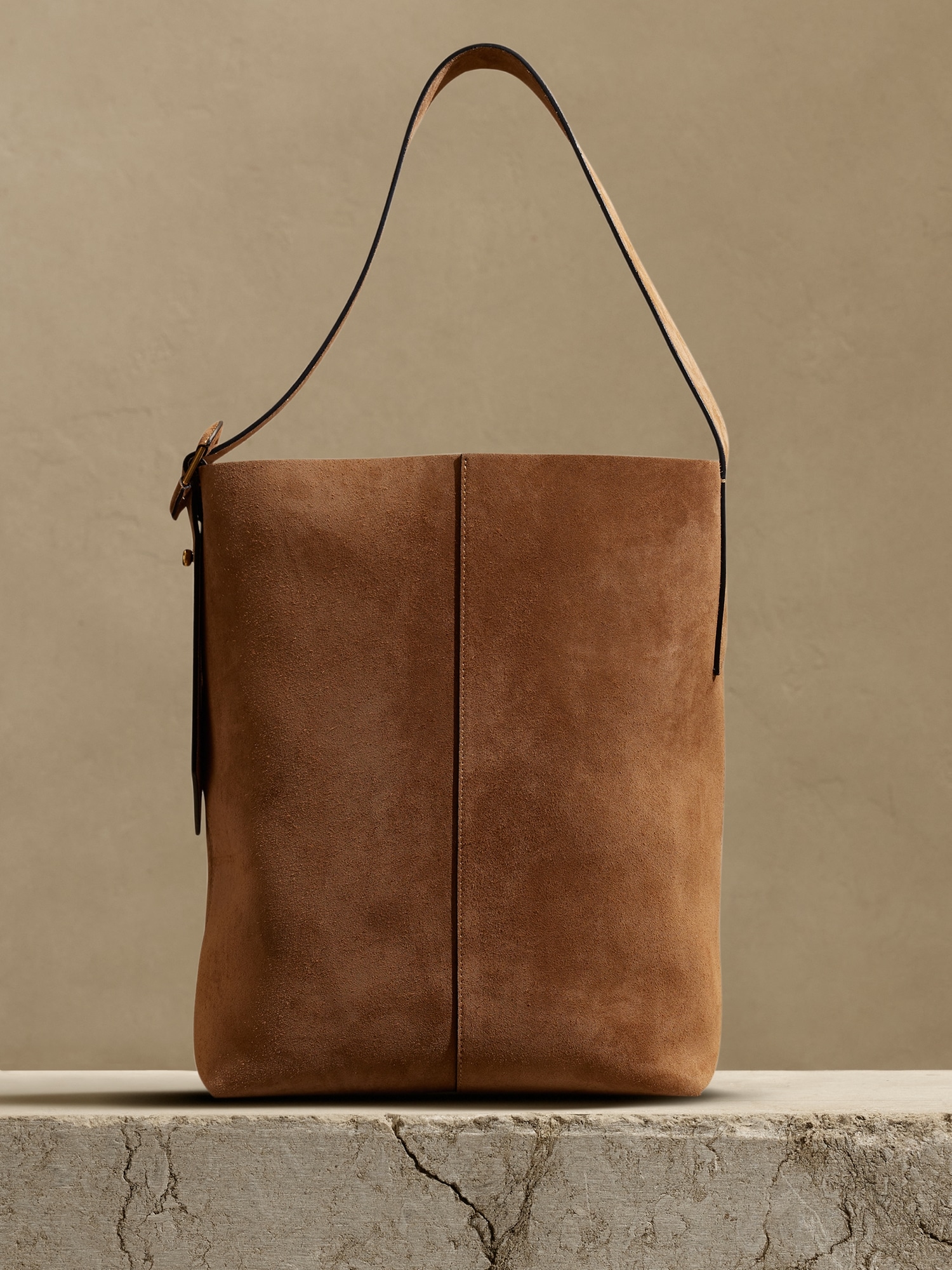 COMPLIMENTARY: Small bucket-bag in tan suede