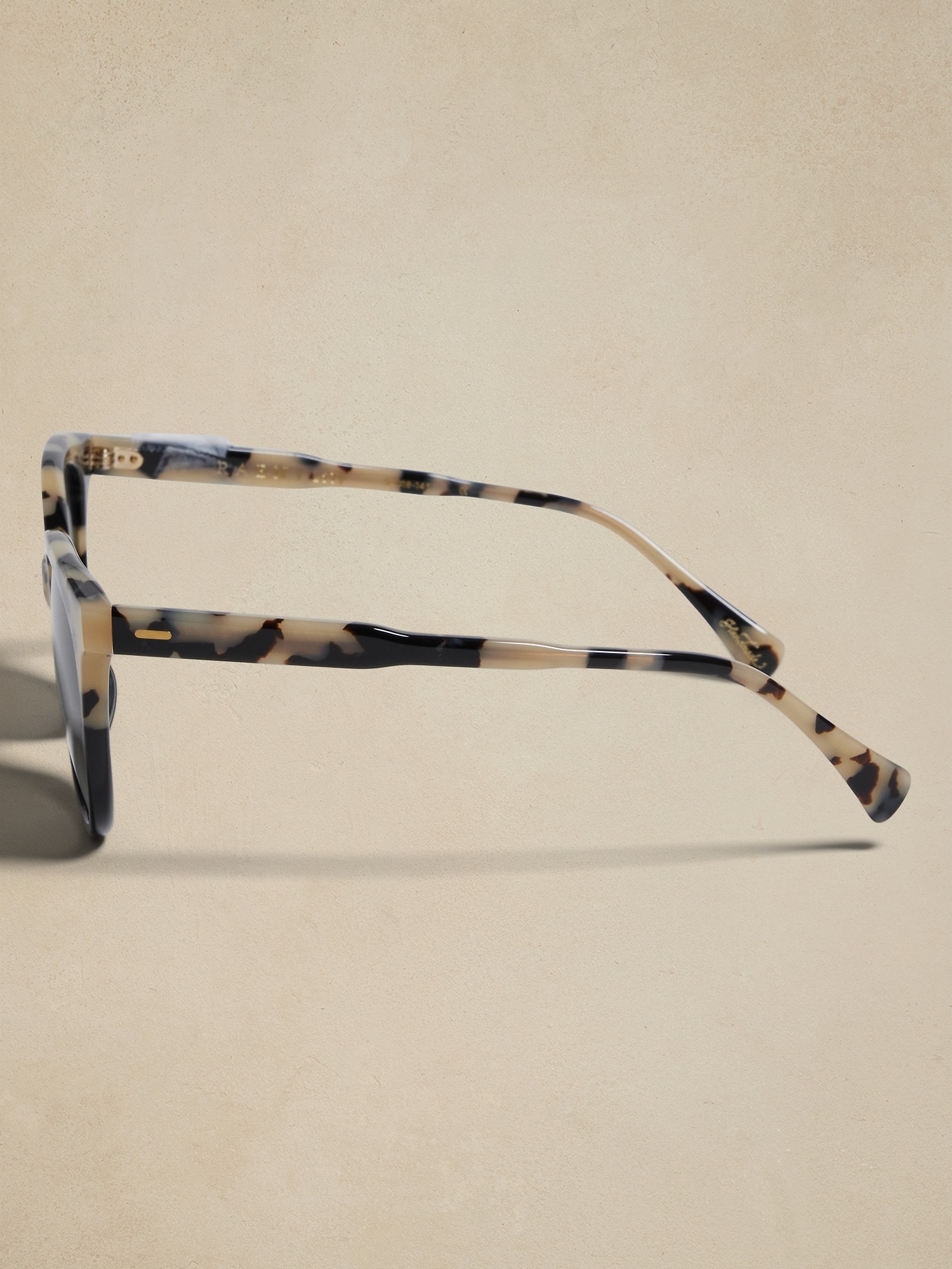 Женские солнцезащитные очки Banana Republic Lily Sunglasses by Raen, цвет: Черепаховый — фото 2