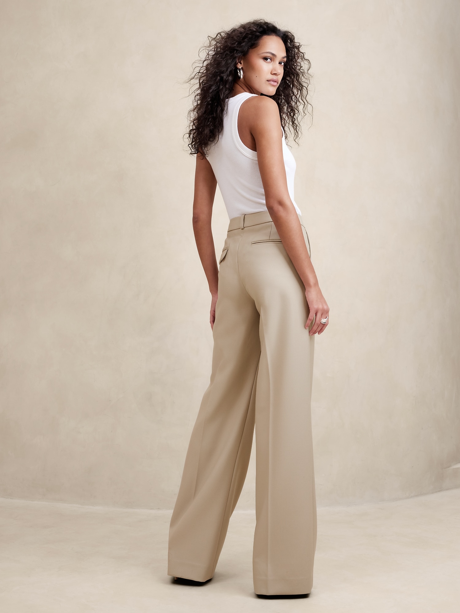 Dress Like An Italian Woman and Look Elegant Daily with our Popular Italian  Style Guide | La Belle Society | Formal trousers women, Women's white  trousers, Clothes for women