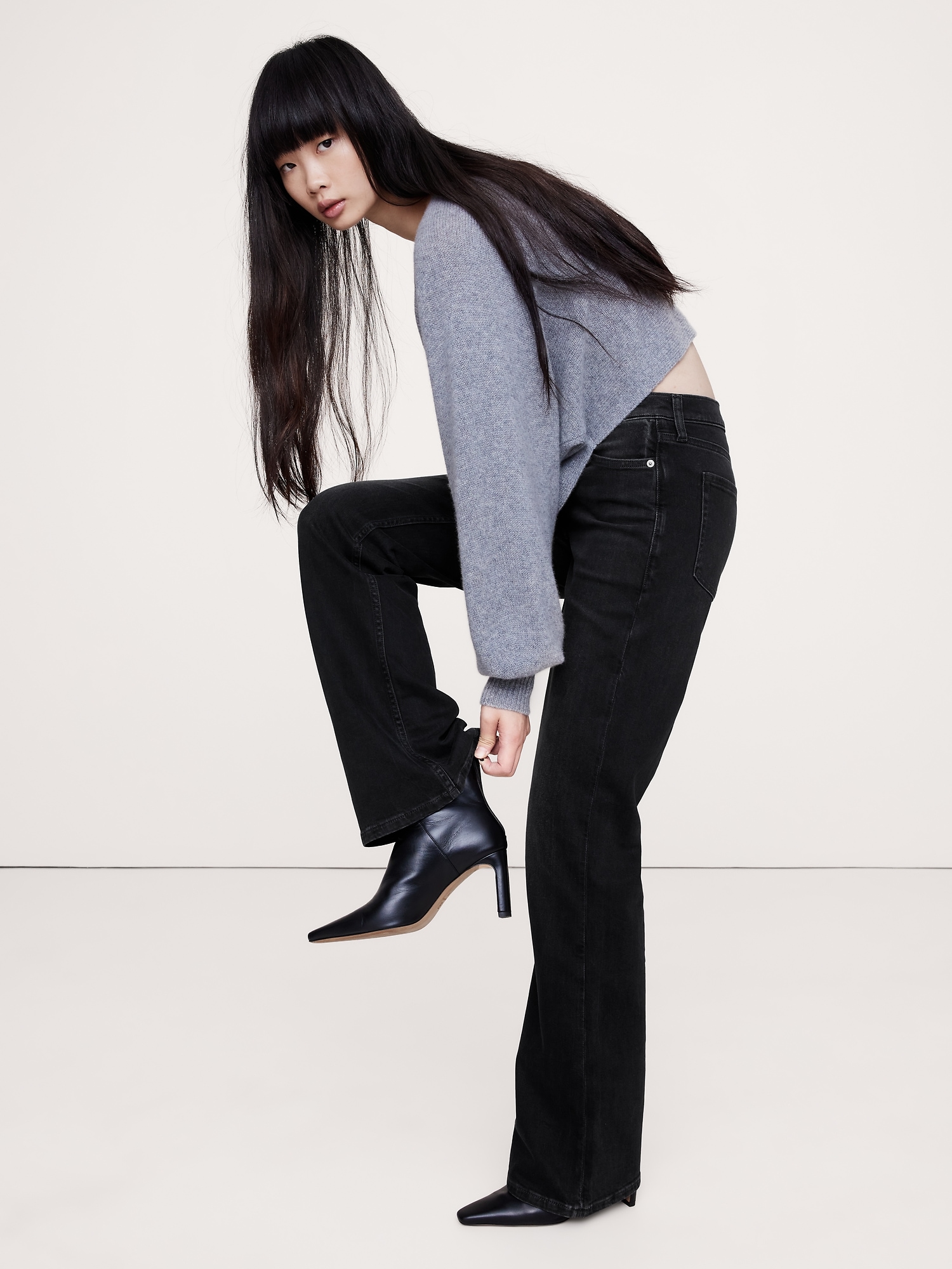 Женские джинсы Banana Republic High-Rise Relaxed Flare Jean, цвет: Чёрный варёный — фото 3