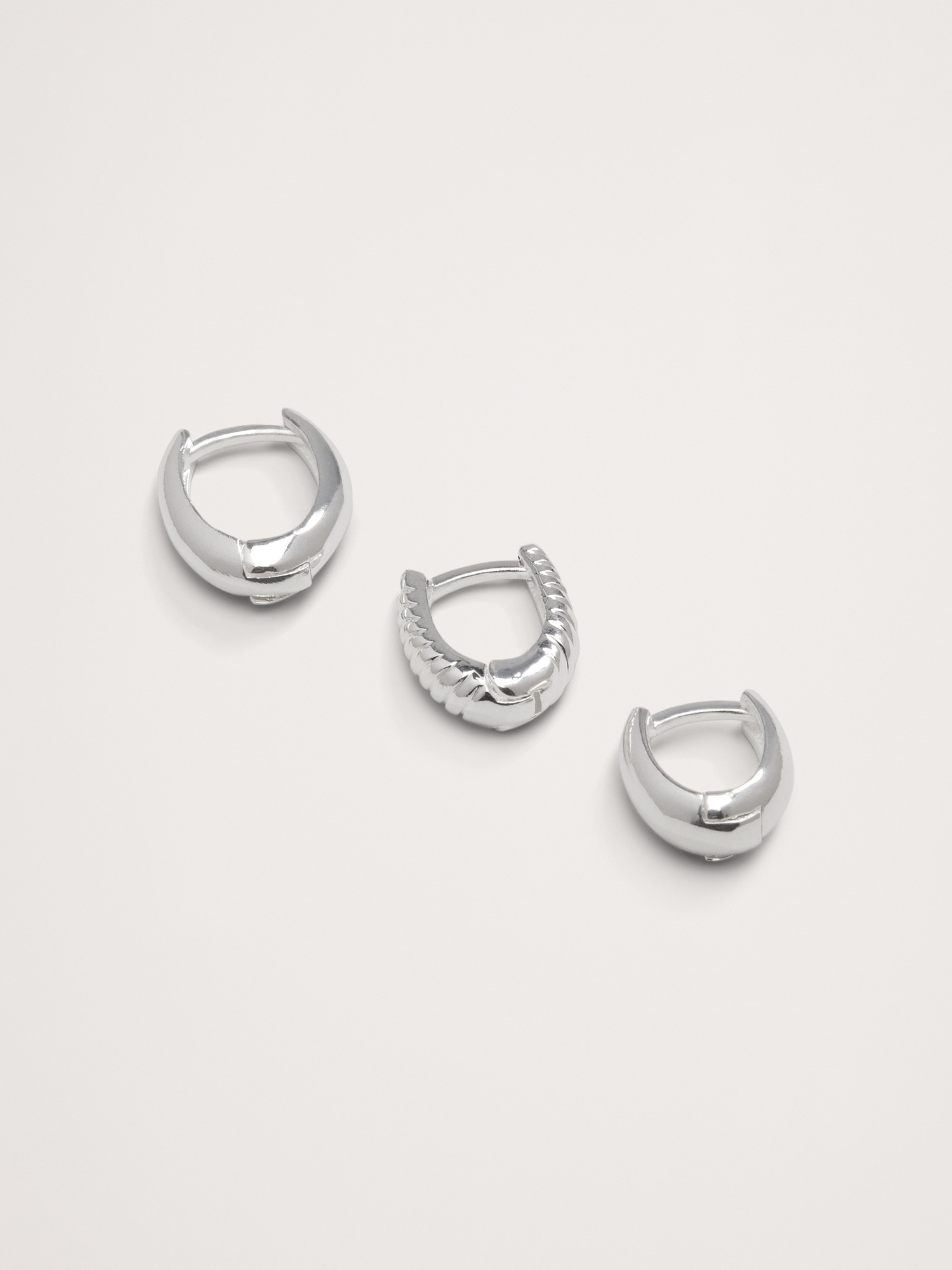 Женские серьги Banana Republic Ravena Oval Huggie Set Of 3 by Aureus + Argent, цвет: Серебряный — фото 3