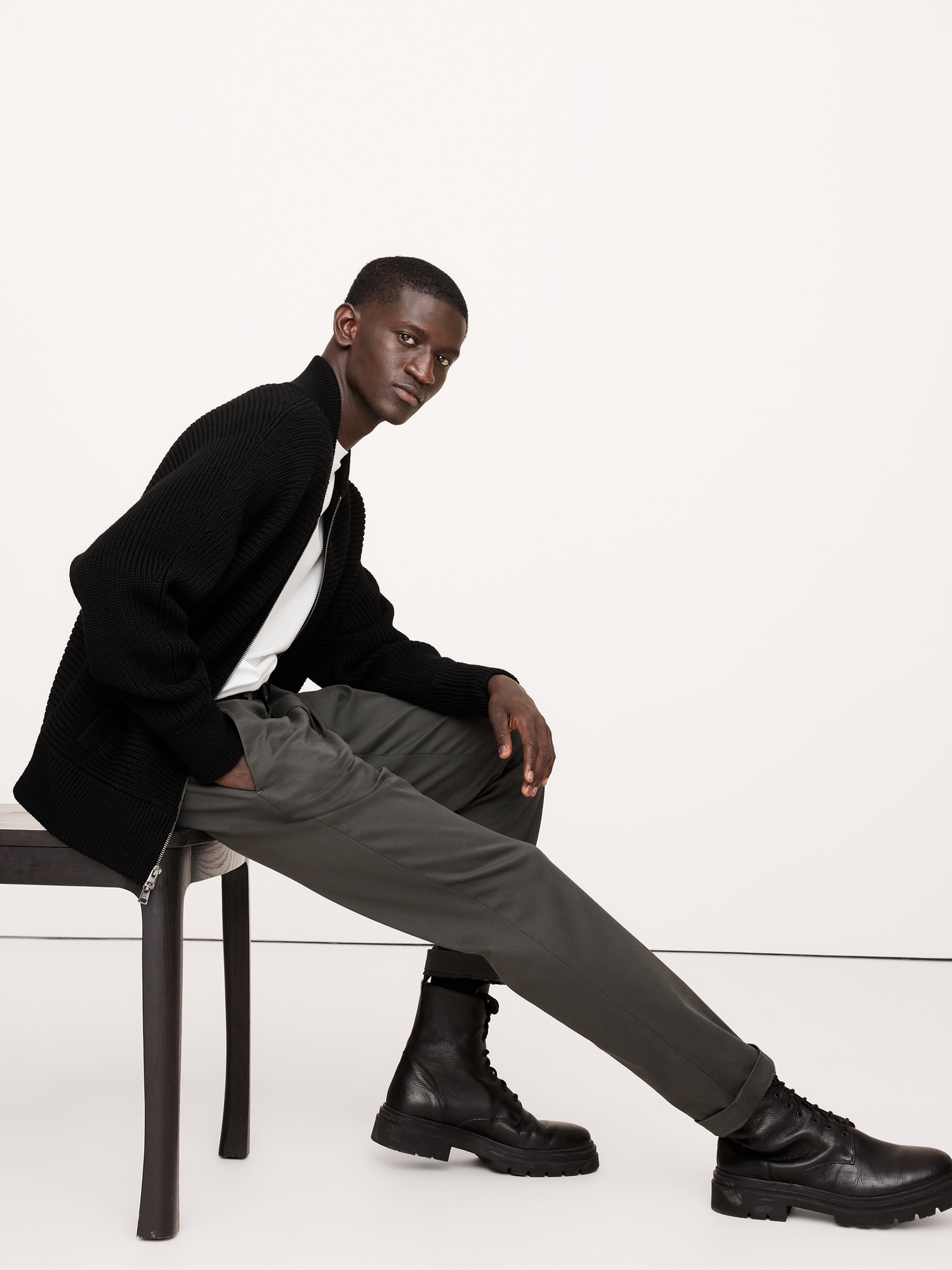 Мужские брюки Banana Republic Slim Rapid Movement Chino, цвет: Антрацитовый серый — фото 3
