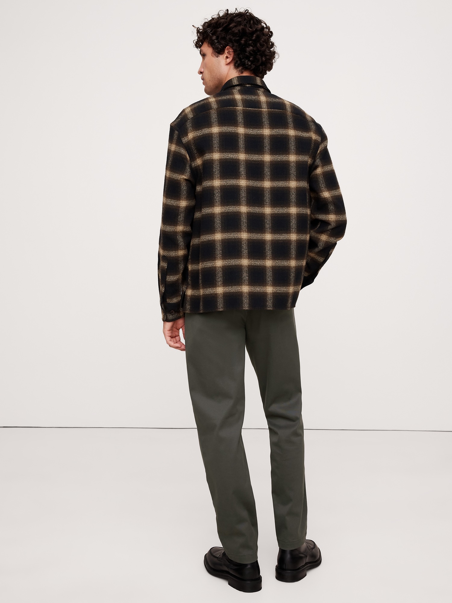 Мужские брюки Banana Republic Athletic Rapid Movement Chino, цвет: Антрацитовый серый — фото 2
