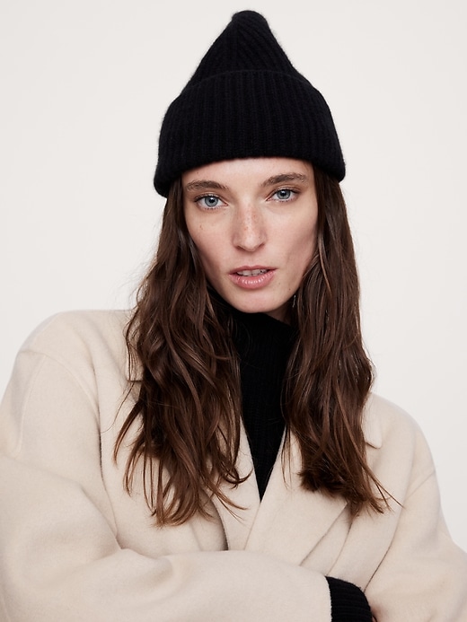 Signature Cashmere Beanie | Banana Republic display picture 3