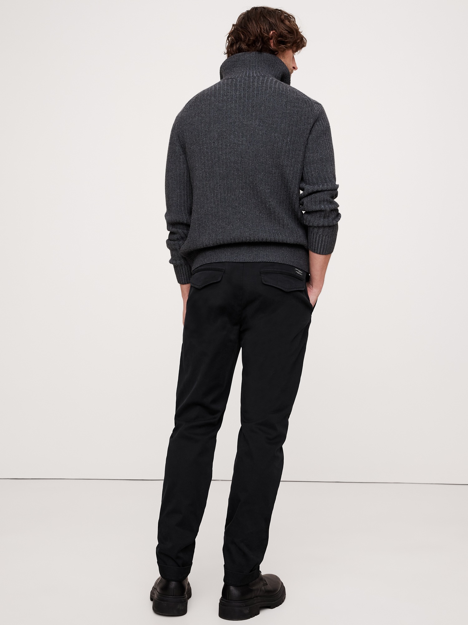 Мужские брюки Banana Republic Athletic Slim Stretch Chino, цвет: Чёрный — фото 2
