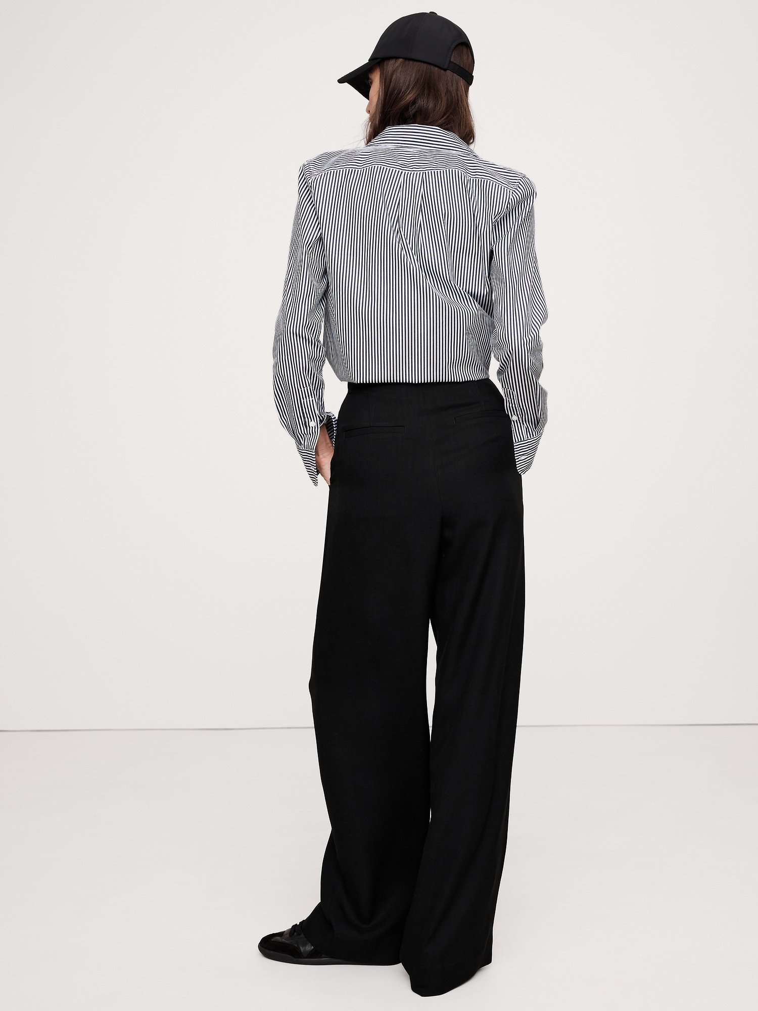 Женские брюки Banana Republic The Soho Wide-Leg Pant in Drapey Twill, цвет: Чёрный — фото 2