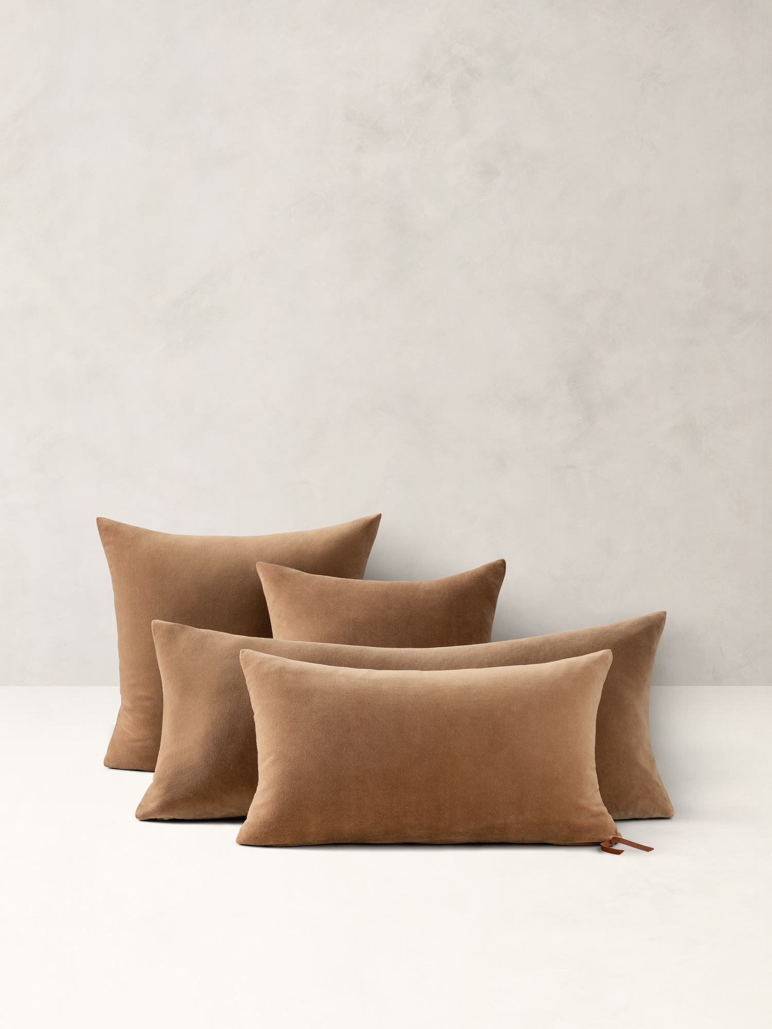 Женская подушка Banana Republic Timeless Velvet Pillow, цвет: Каштановый коричневый