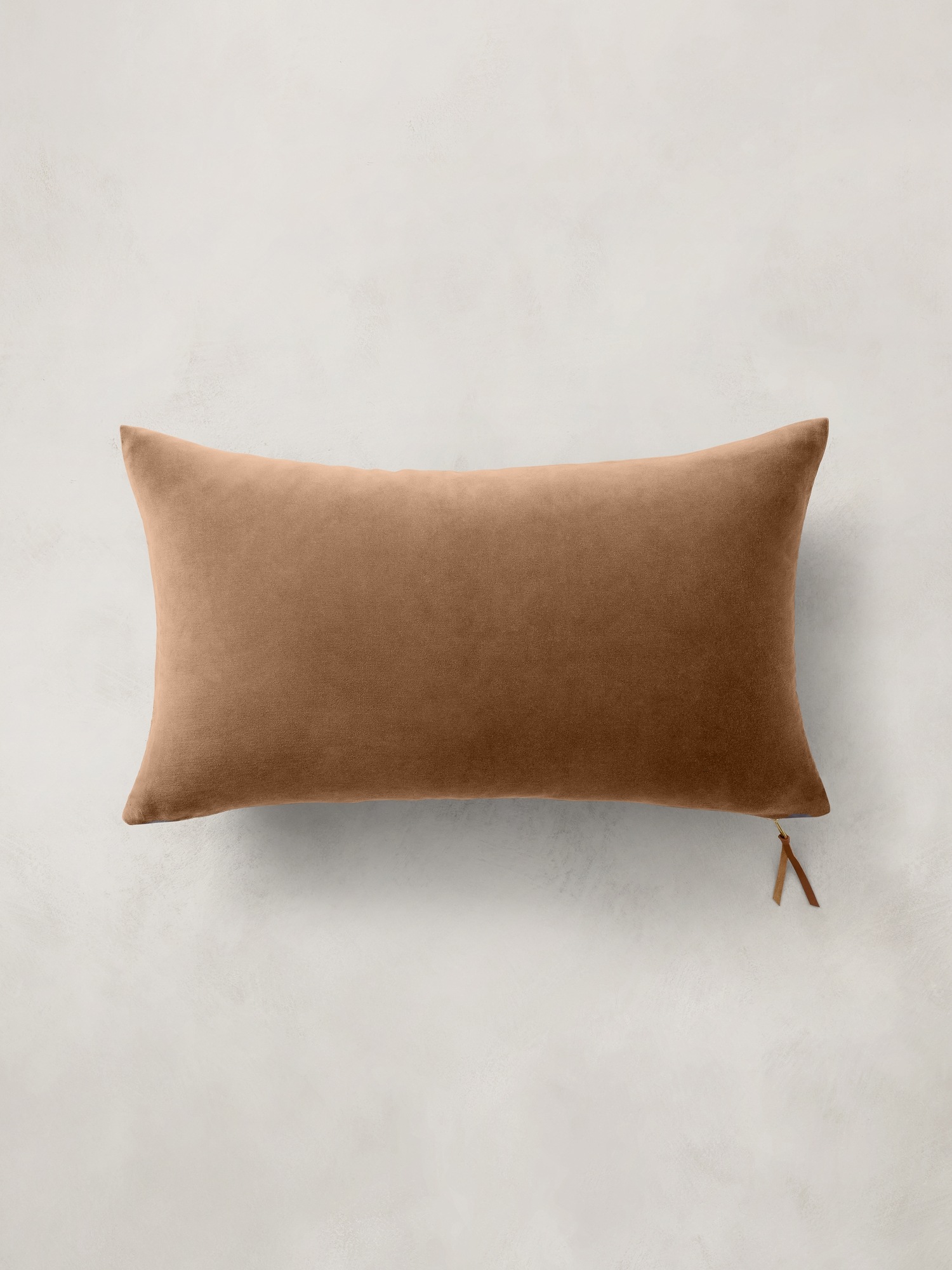 Женская подушка Banana Republic Timeless Velvet Pillow, цвет: Каштановый коричневый — фото 2