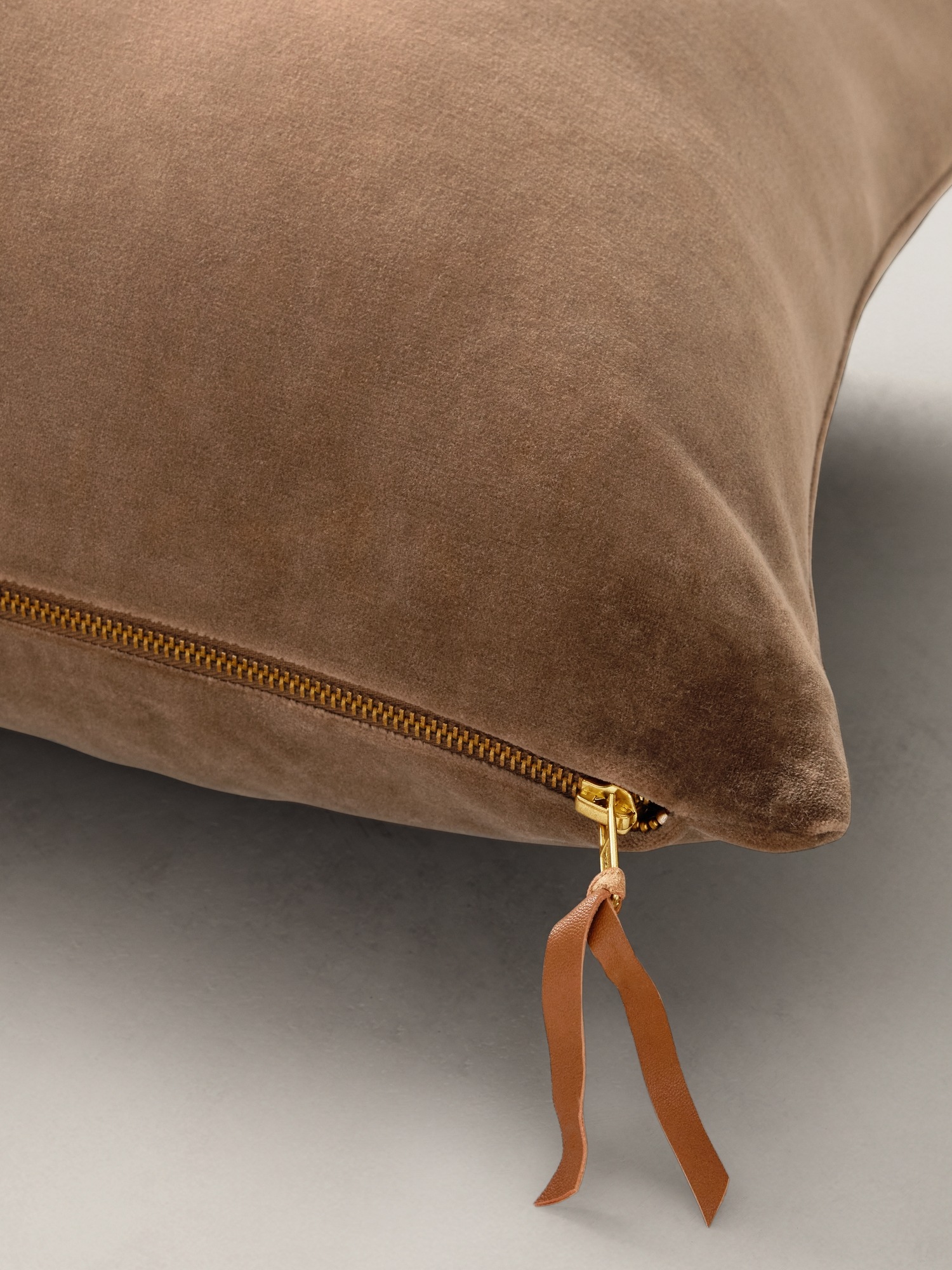 Женская подушка Banana Republic Timeless Velvet Pillow, цвет: Каштановый коричневый — фото 3