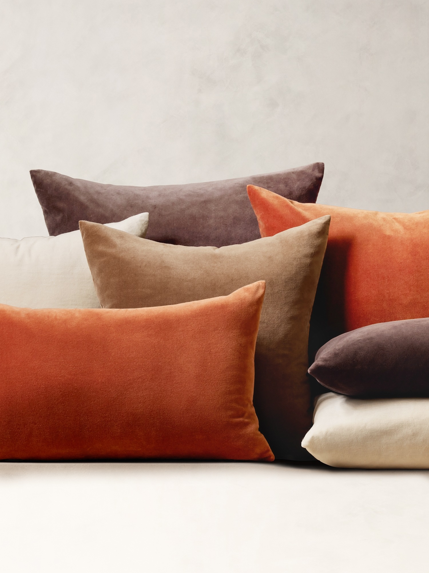 Женская подушка Banana Republic Timeless Velvet Pillow, цвет: Каштановый коричневый — фото 4