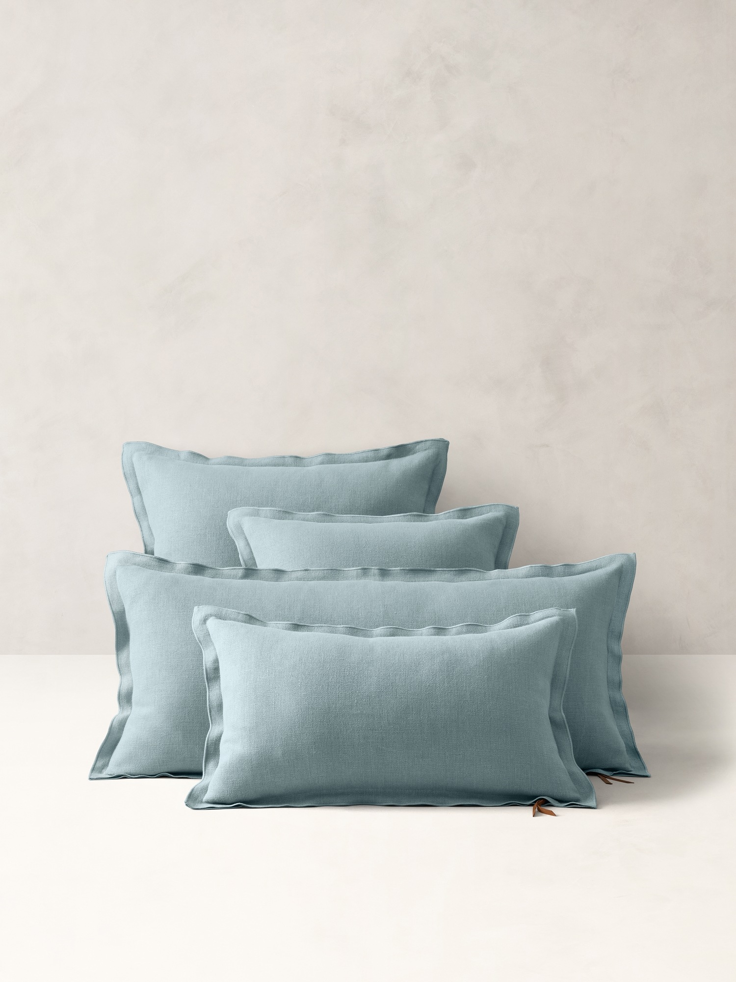 Женская подушка Banana Republic European Linen Pillow, цвет: Синий