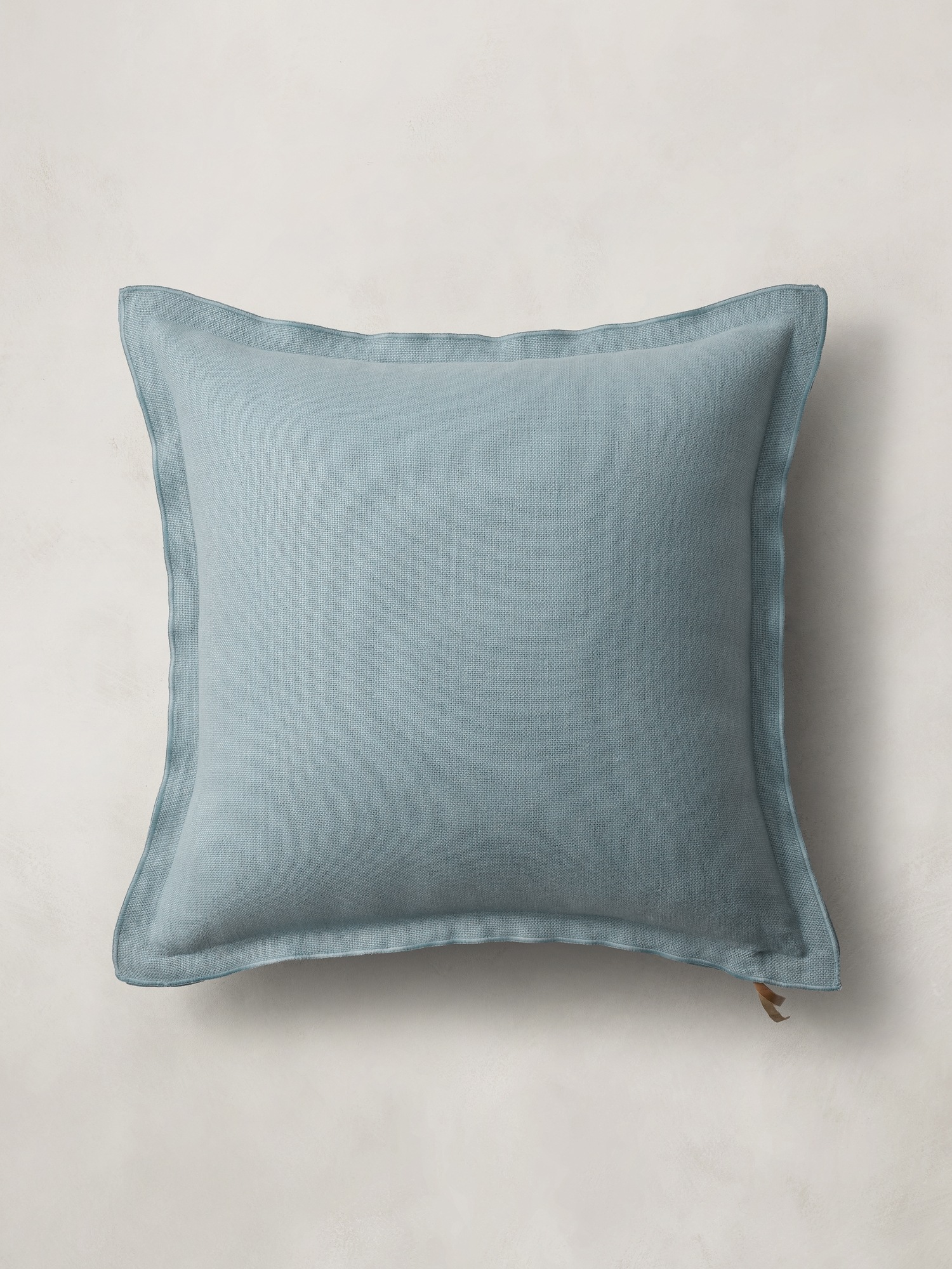 Женская подушка Banana Republic European Linen Pillow, цвет: Синий — фото 2