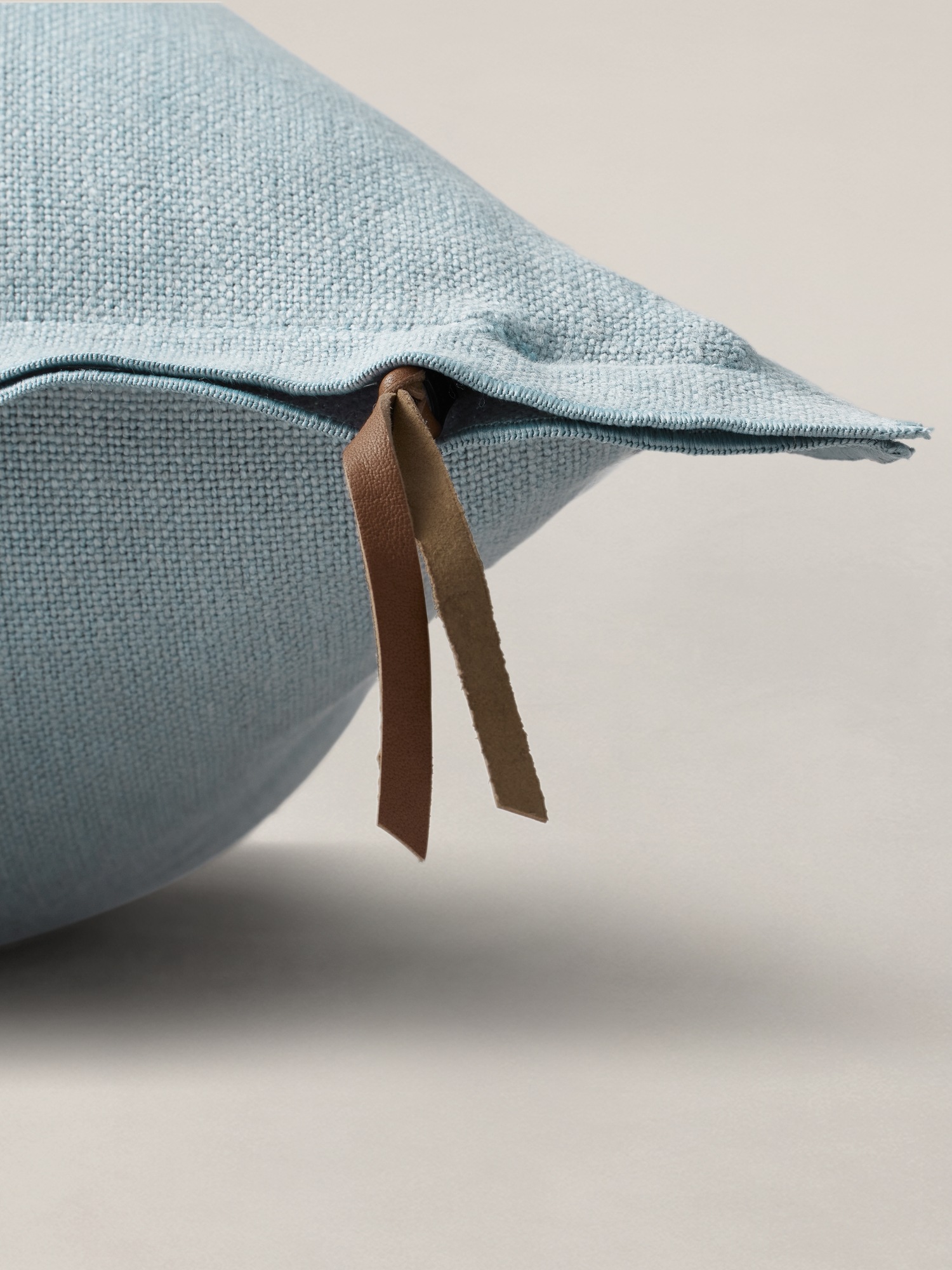 Женская подушка Banana Republic European Linen Pillow, цвет: Синий — фото 3