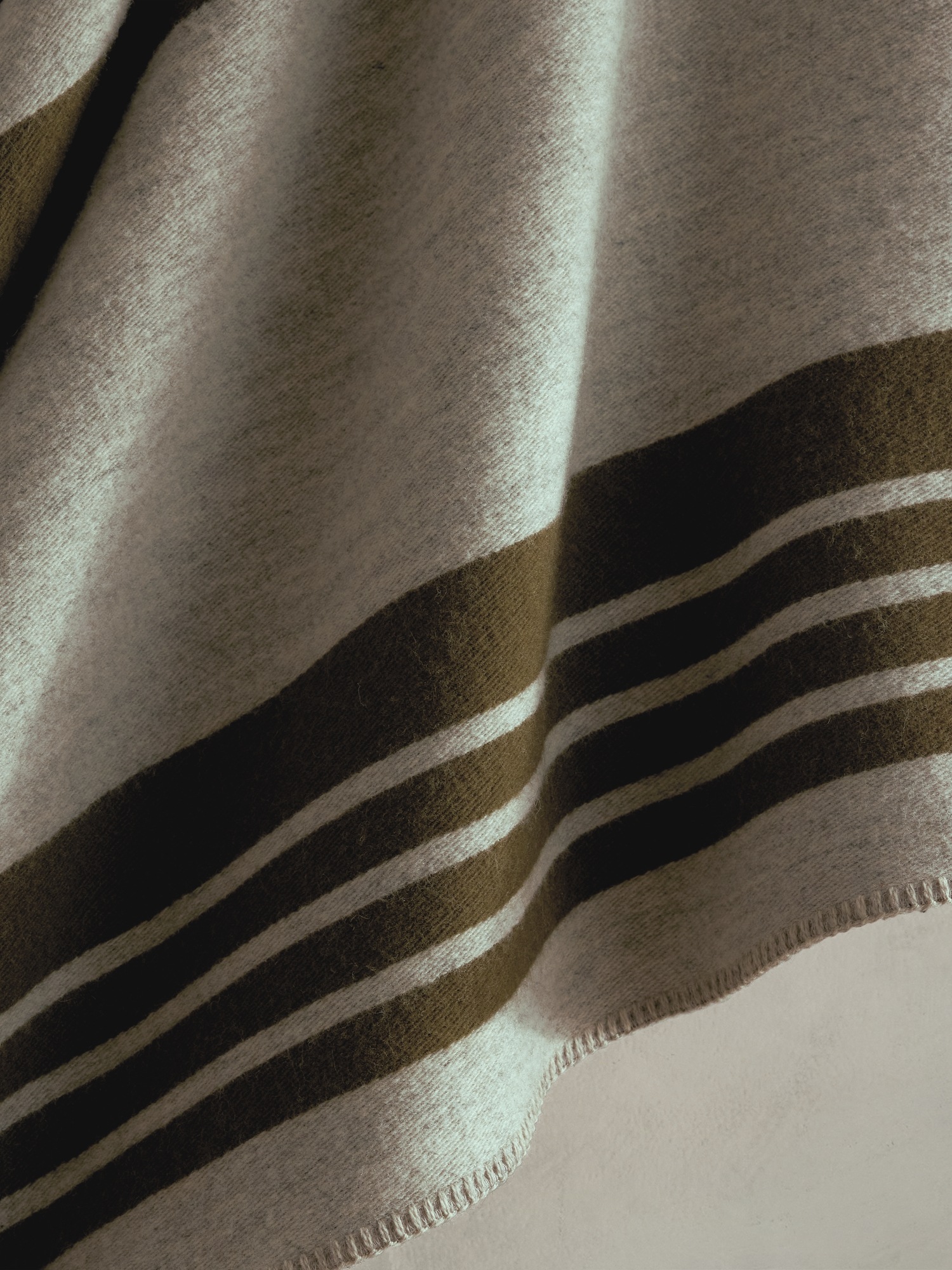 Женский плед Banana Republic Campfire Wool Throw, цвет: Мох зелёный — фото 2