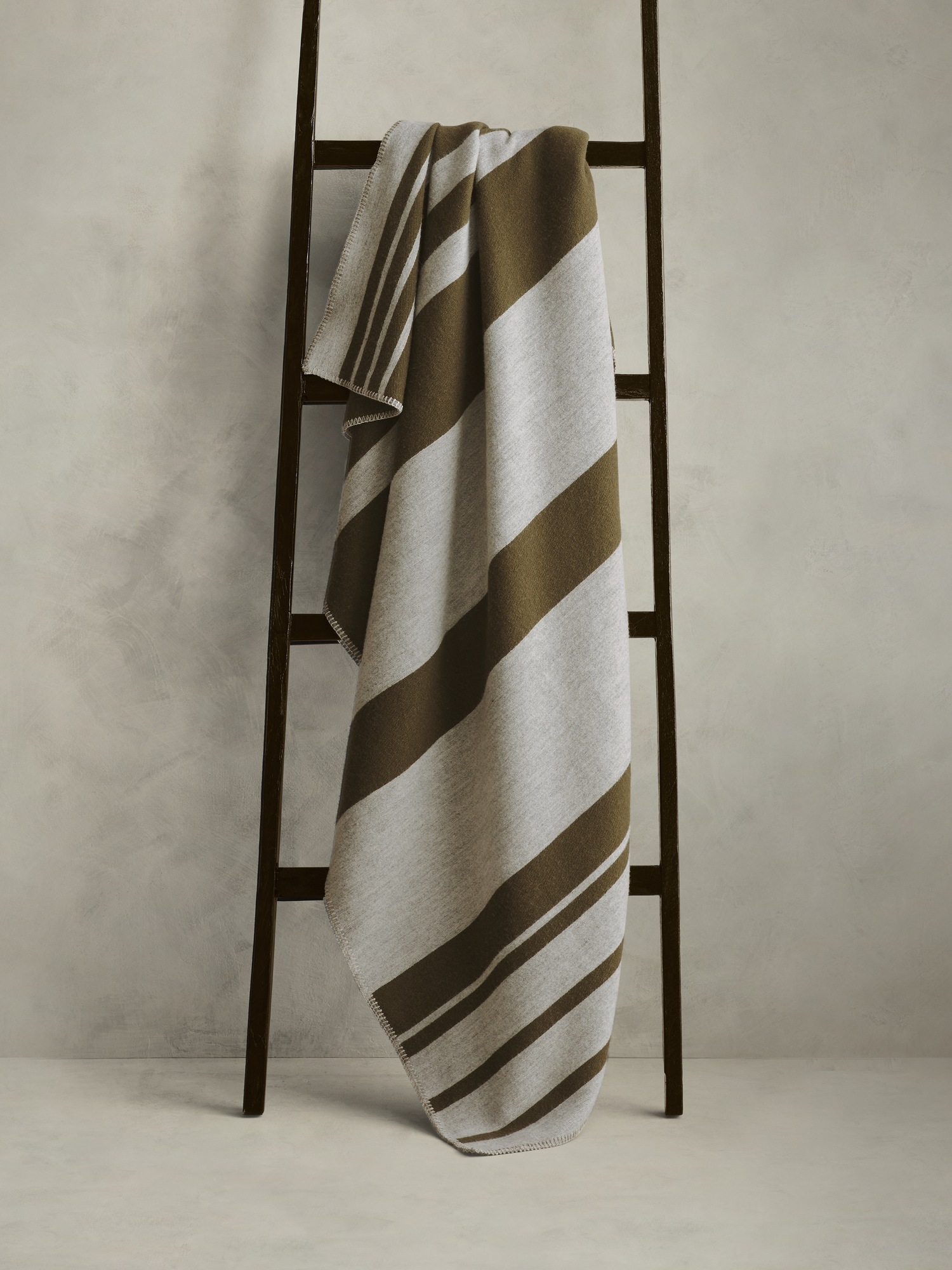 Женский плед Banana Republic Campfire Wool Throw, цвет: Мох зелёный