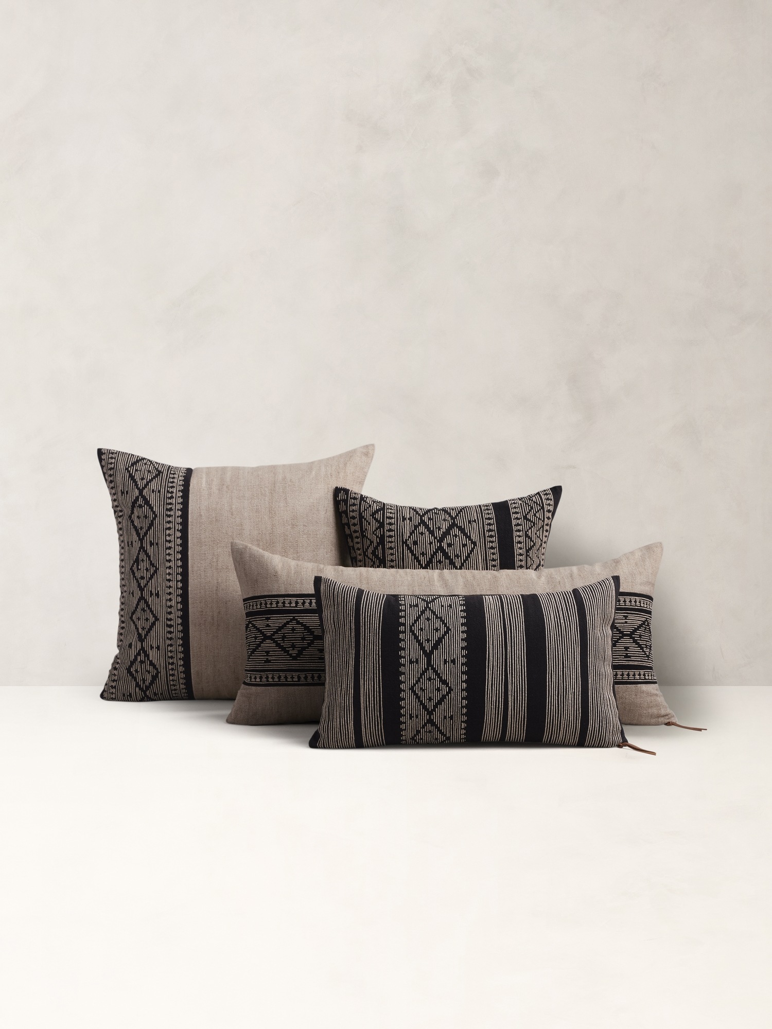 Женская подушка Banana Republic Legacy Embroidery Pillow, цвет: Чёрный / Натуральный