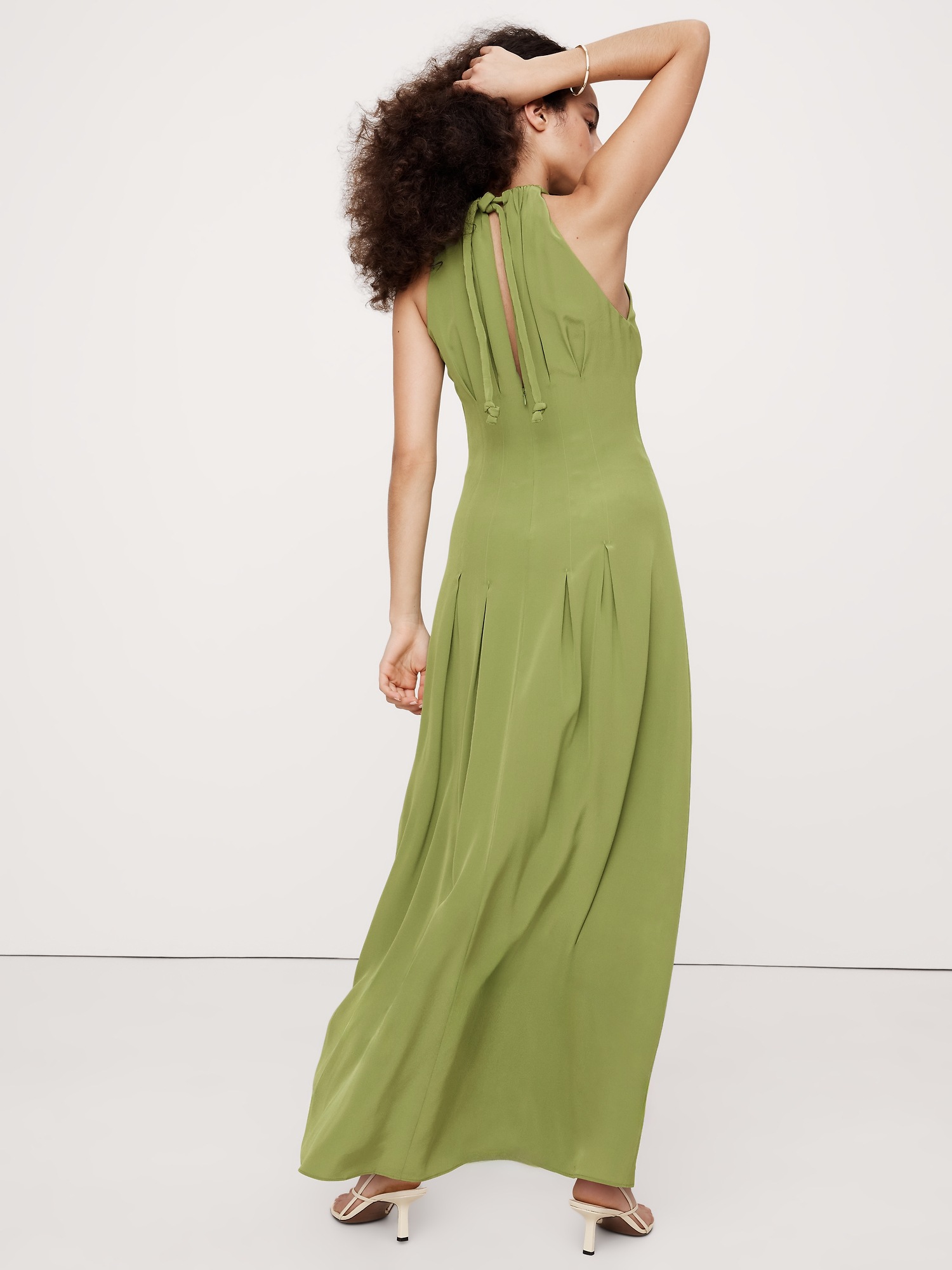 Женское платье Banana Republic Matte Silk Halter Maxi, цвет: Зелёный — фото 2