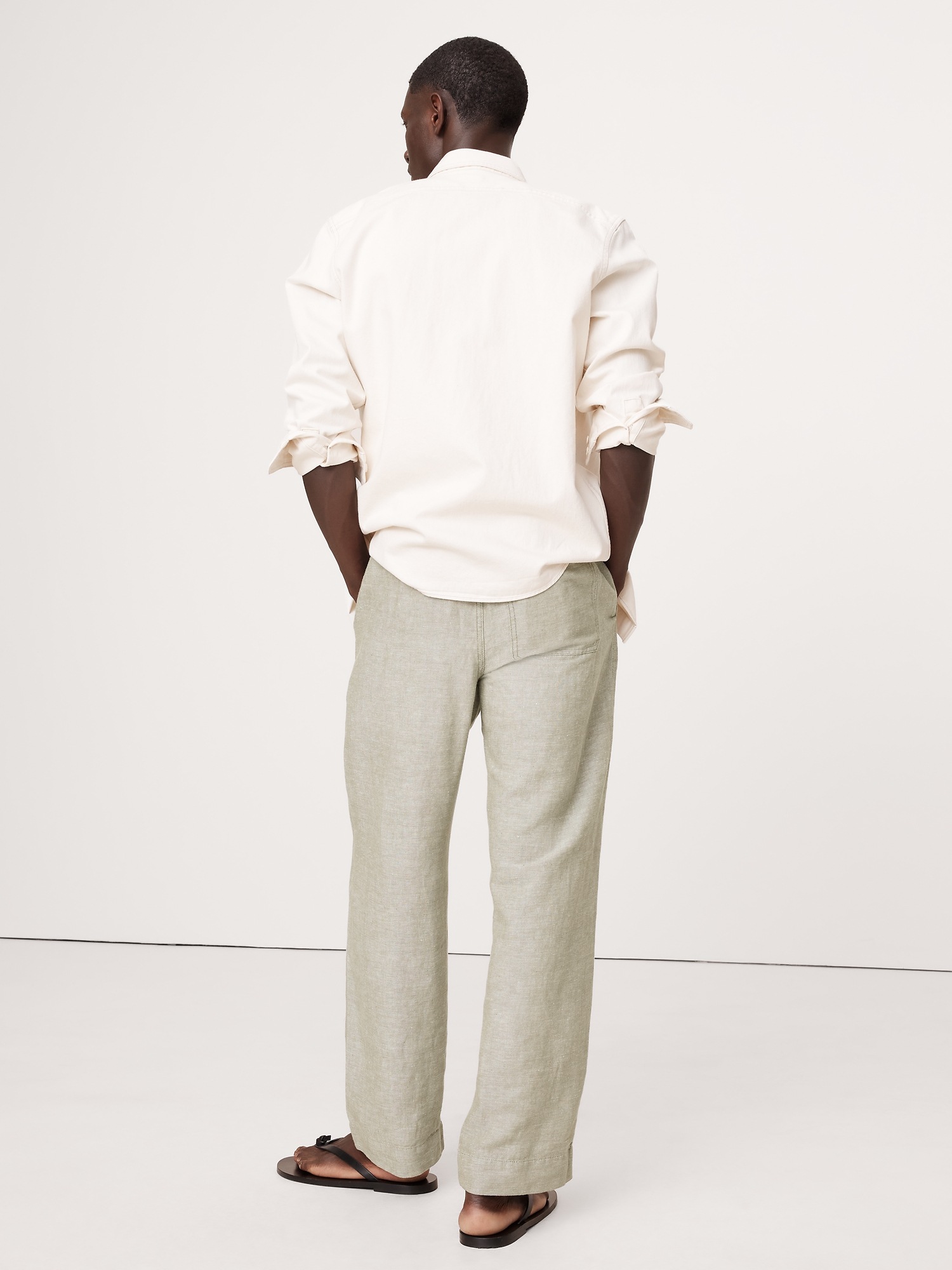 Мужские брюки Banana Republic Relaxed Linen-Cotton Pull-On Beach Pant, цвет: Светлый оливковый зелёный — фото 2