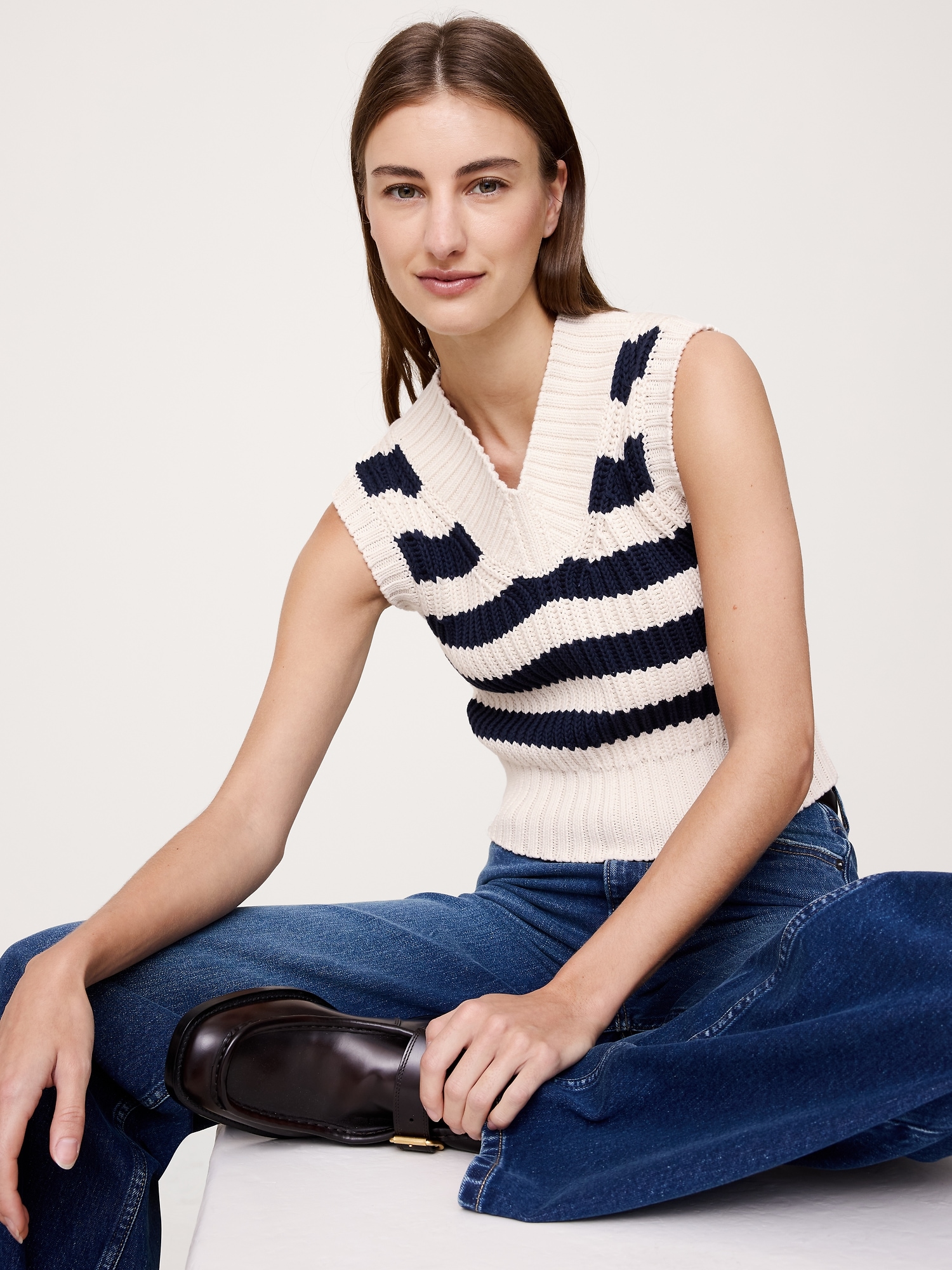 Image number 3 showing, COTTON V-NECK CROPPED SWEATER VEST