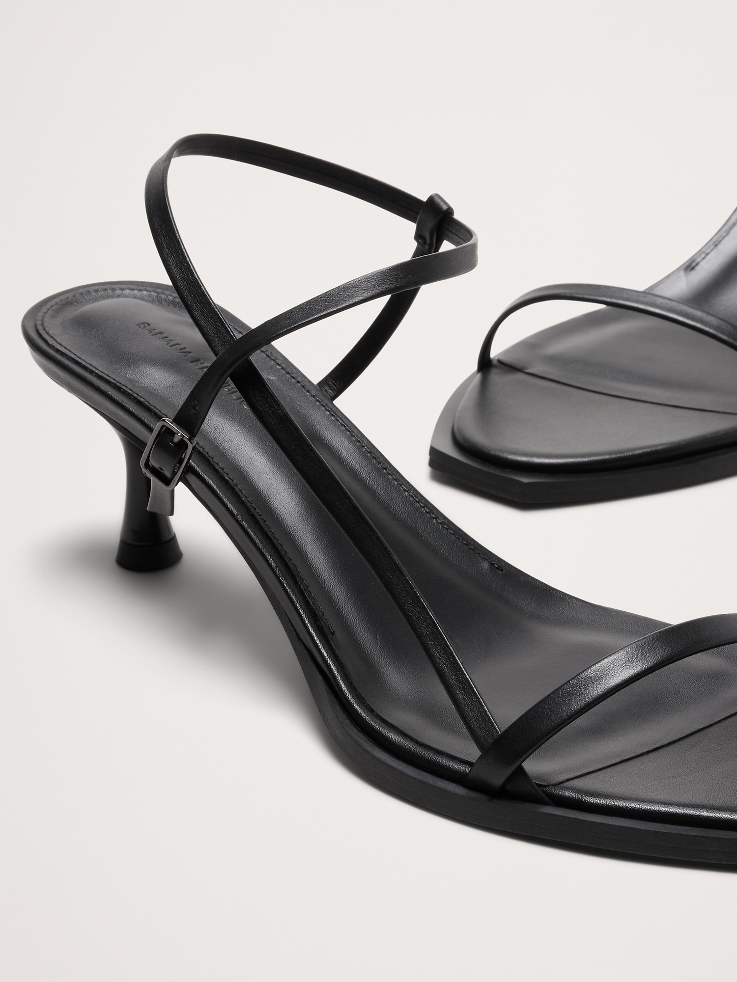 Женские сандалии Banana Republic Kitten-Heel Sandal, цвет: Чёрный кожаный — фото 6