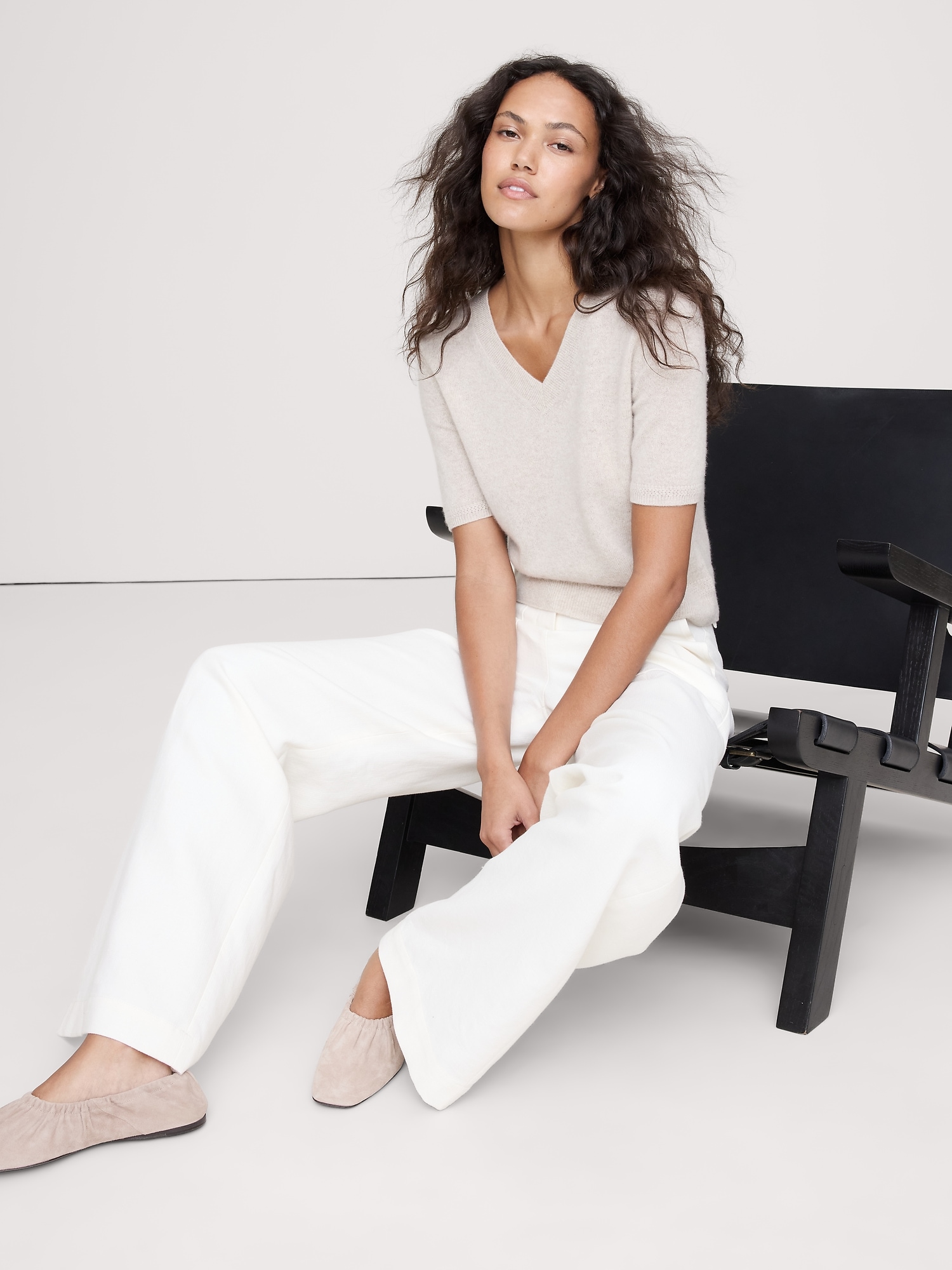 LIGHTWEIGHT CASHMERE V-NECK SHORT-SLEEVE SWEATER