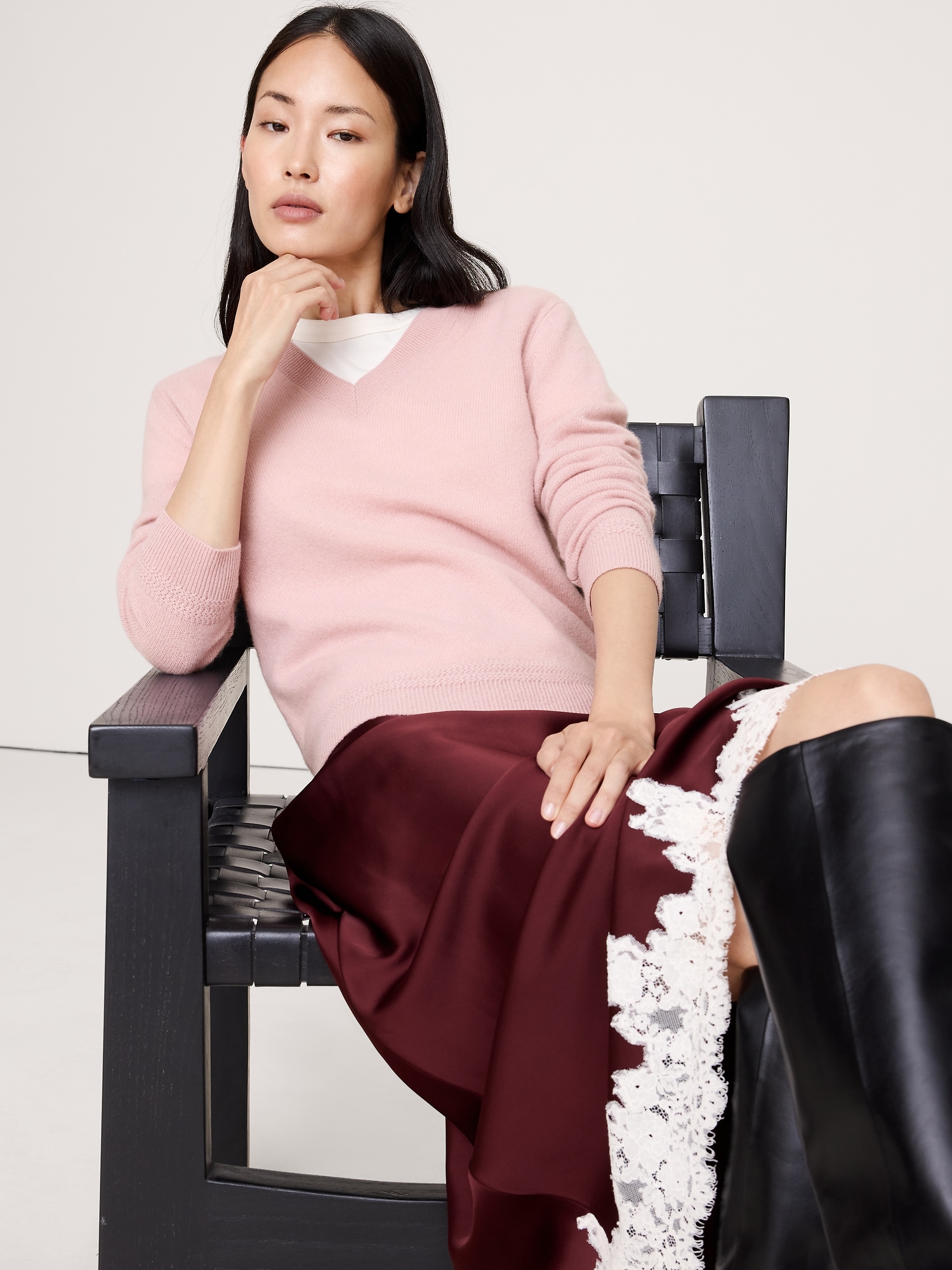 Lightweight Cashmere V-Neck Sweater - Dusty Rose Pink