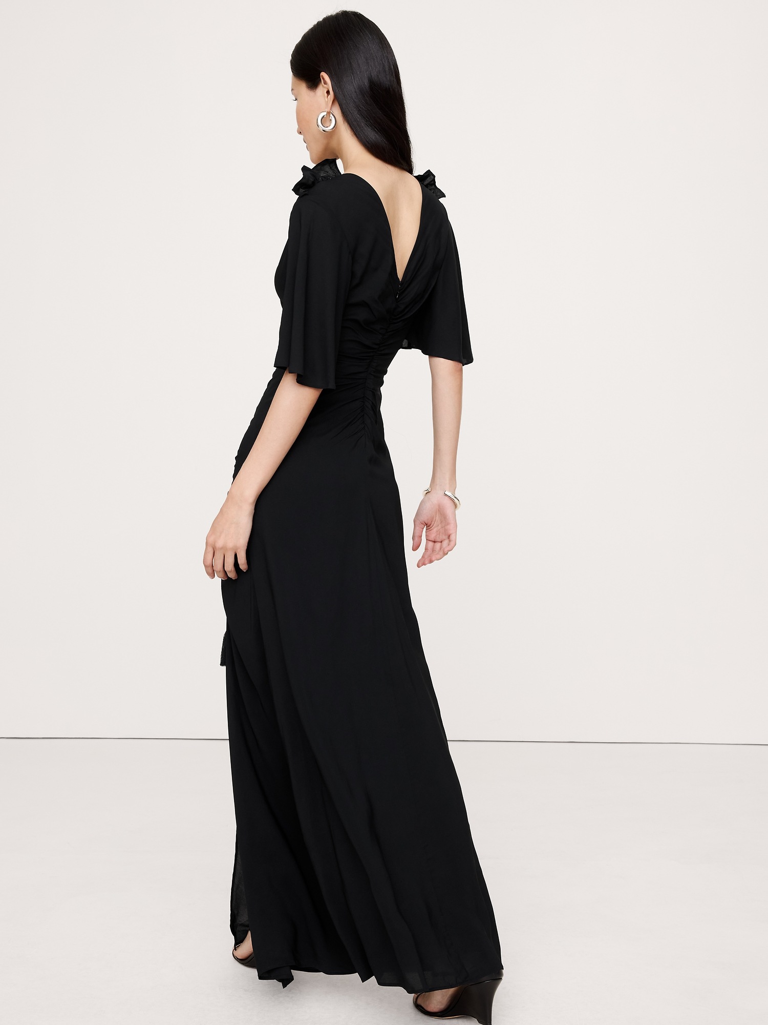 Женское платье Banana Republic Stretch-Crepe Flutter-Sleeve Maxi, цвет: Чёрный — фото 2
