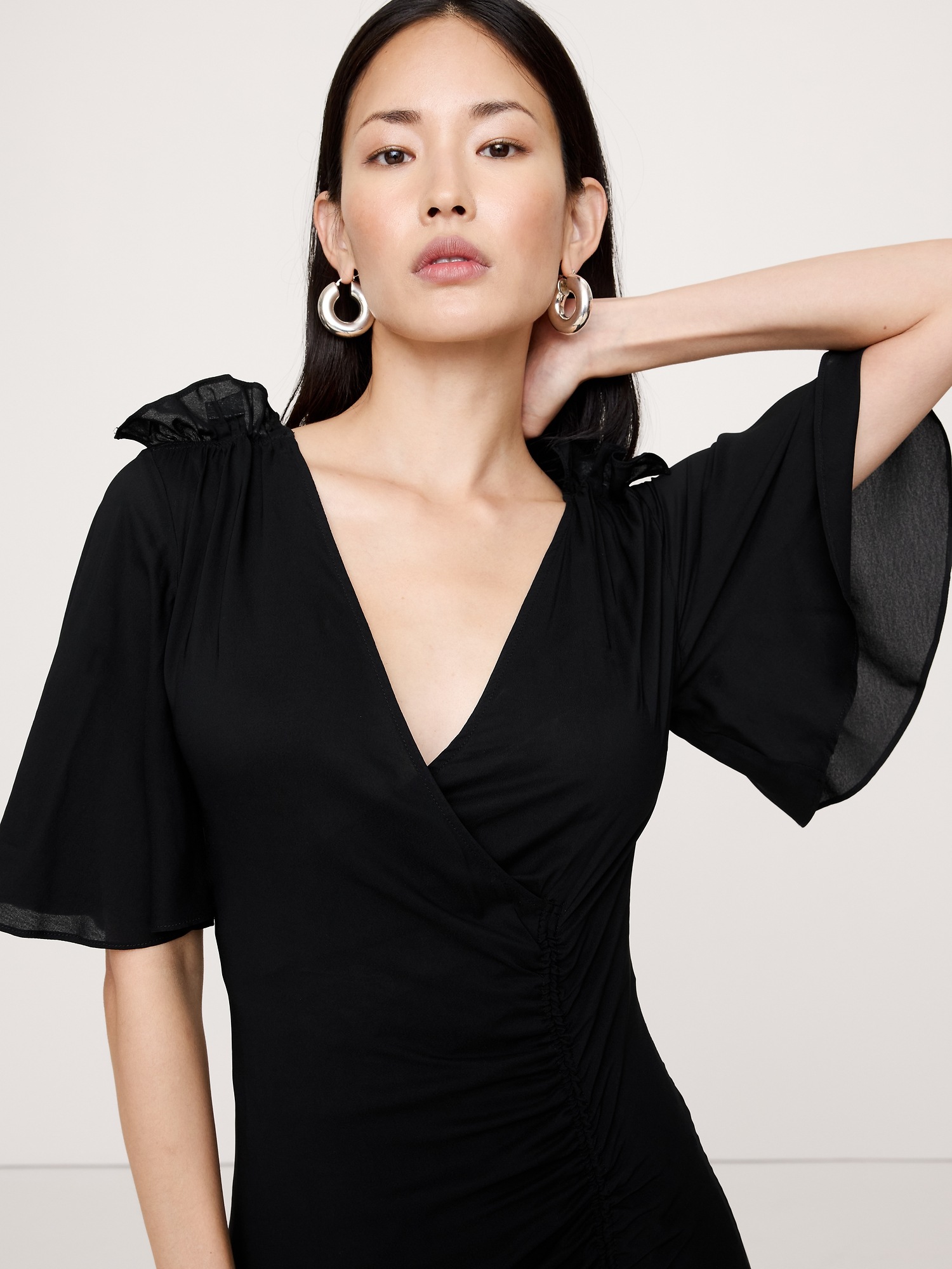 Женское платье Banana Republic Stretch-Crepe Flutter-Sleeve Maxi, цвет: Чёрный — фото 3