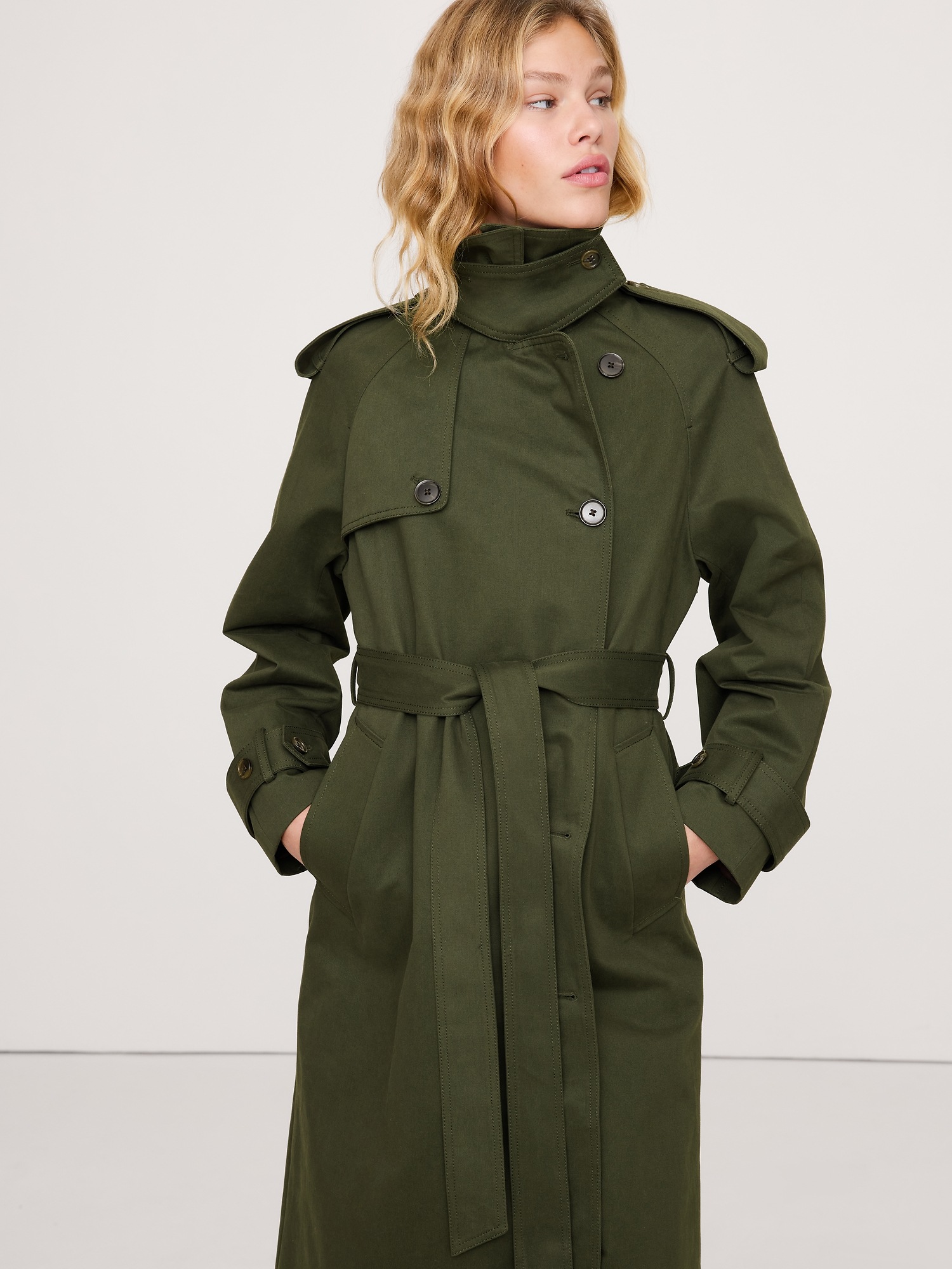 Женское пальто Banana Republic Classic Cotton Trench, цвет: Тёмный зелёный — фото 3