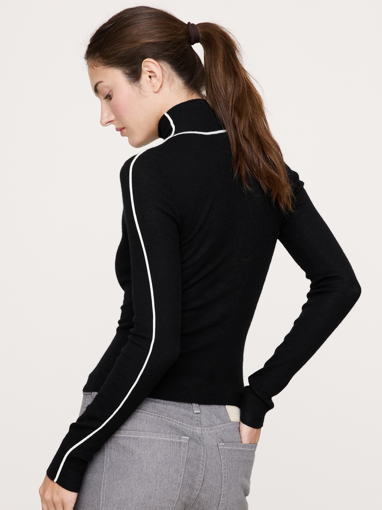 Женские свитеры Banana Republic Featherweight Cashmere Turtleneck, цвет: Чёрный — фото 2