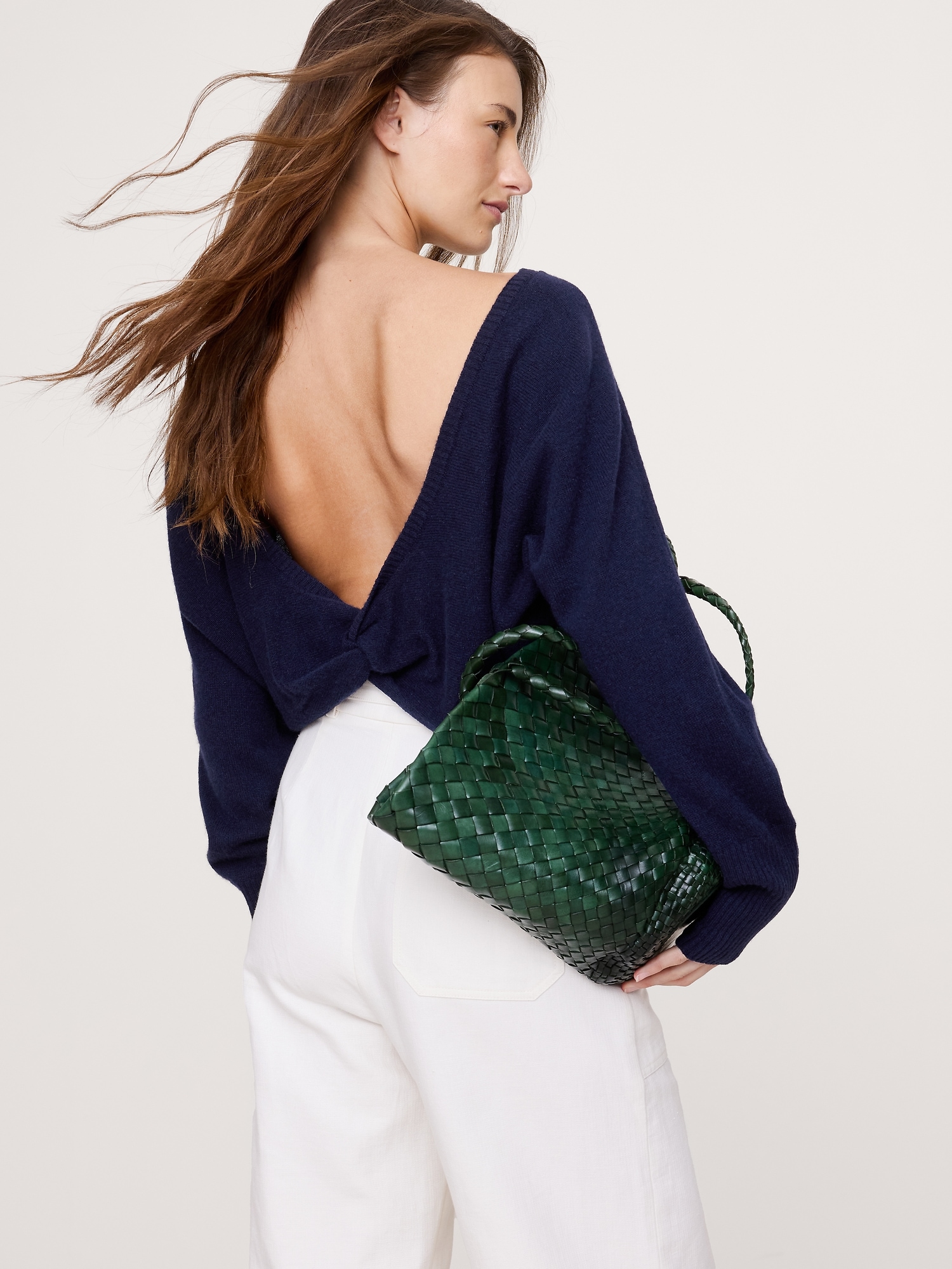 LIGHTWEIGHT CASHMERE TWIST-BACK SWEATER - Navy Blue