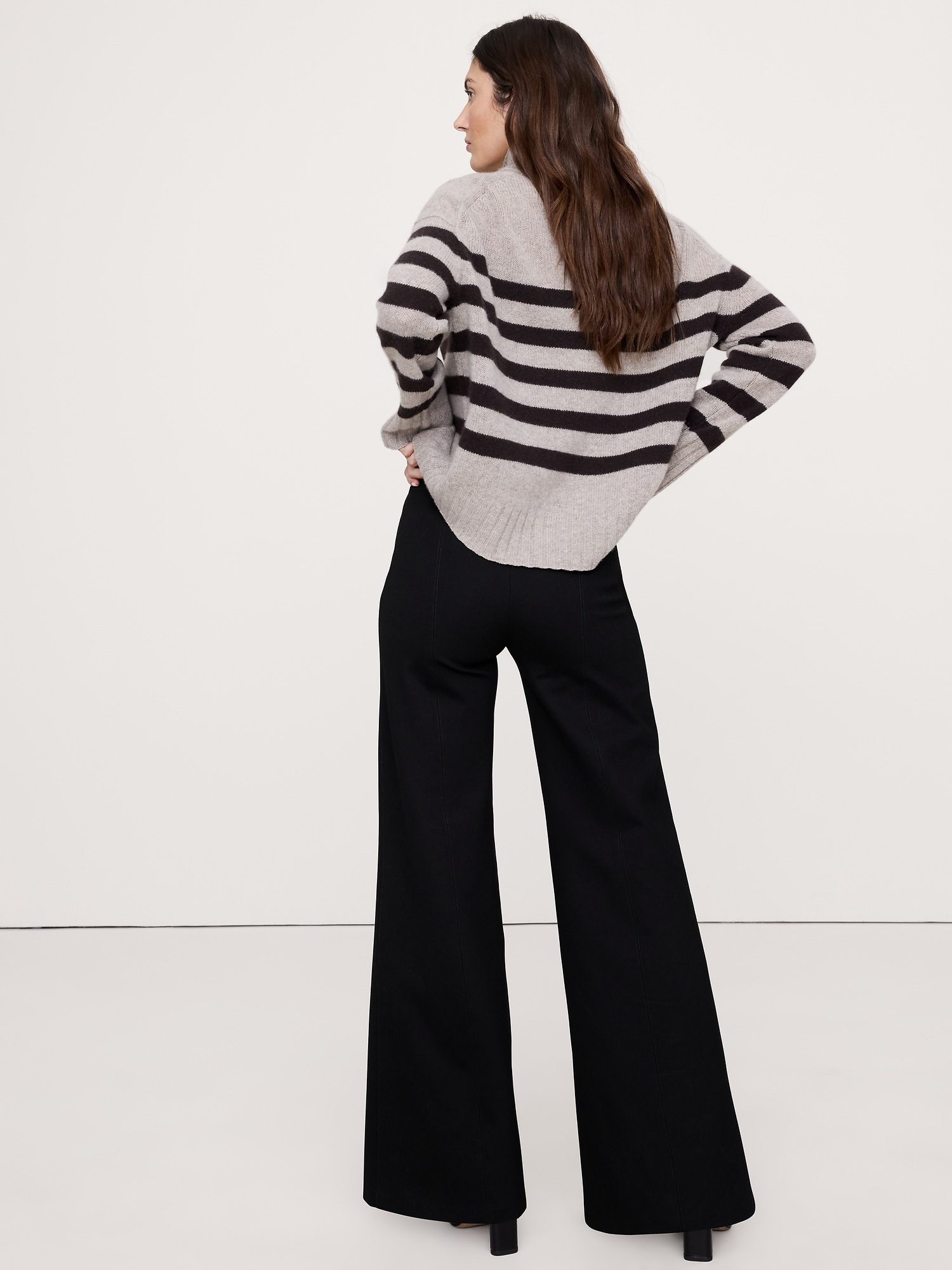 Женские брюки Banana Republic High-Rise Wide-Leg Everywhere Ponte Pull-On Pant, цвет: Чёрный — фото 2