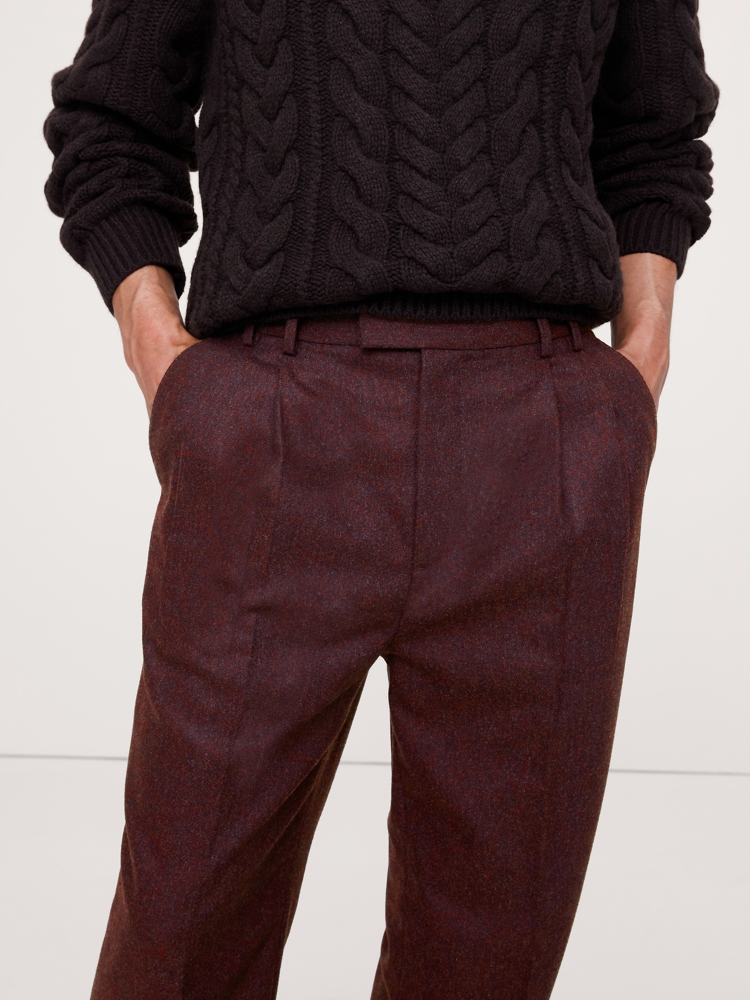 Мужские брюки Banana Republic Straight Flannel Pleated Dress Pant, цвет: Глубокий бордовый красный — фото 3