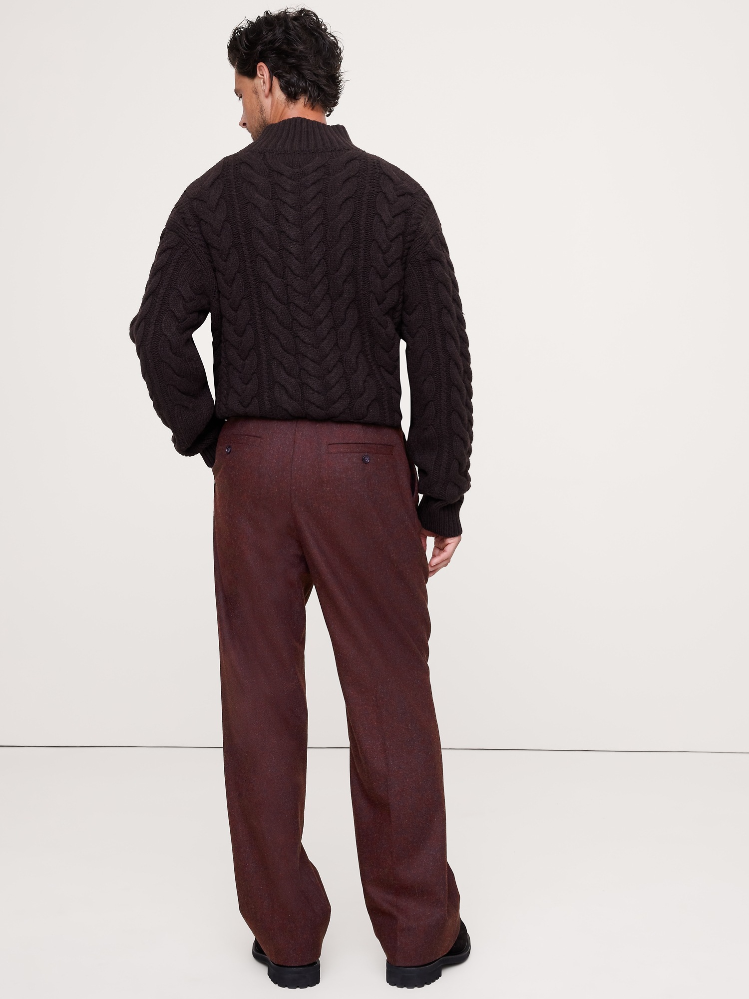 Мужские брюки Banana Republic Straight Flannel Pleated Dress Pant, цвет: Глубокий бордовый красный — фото 2