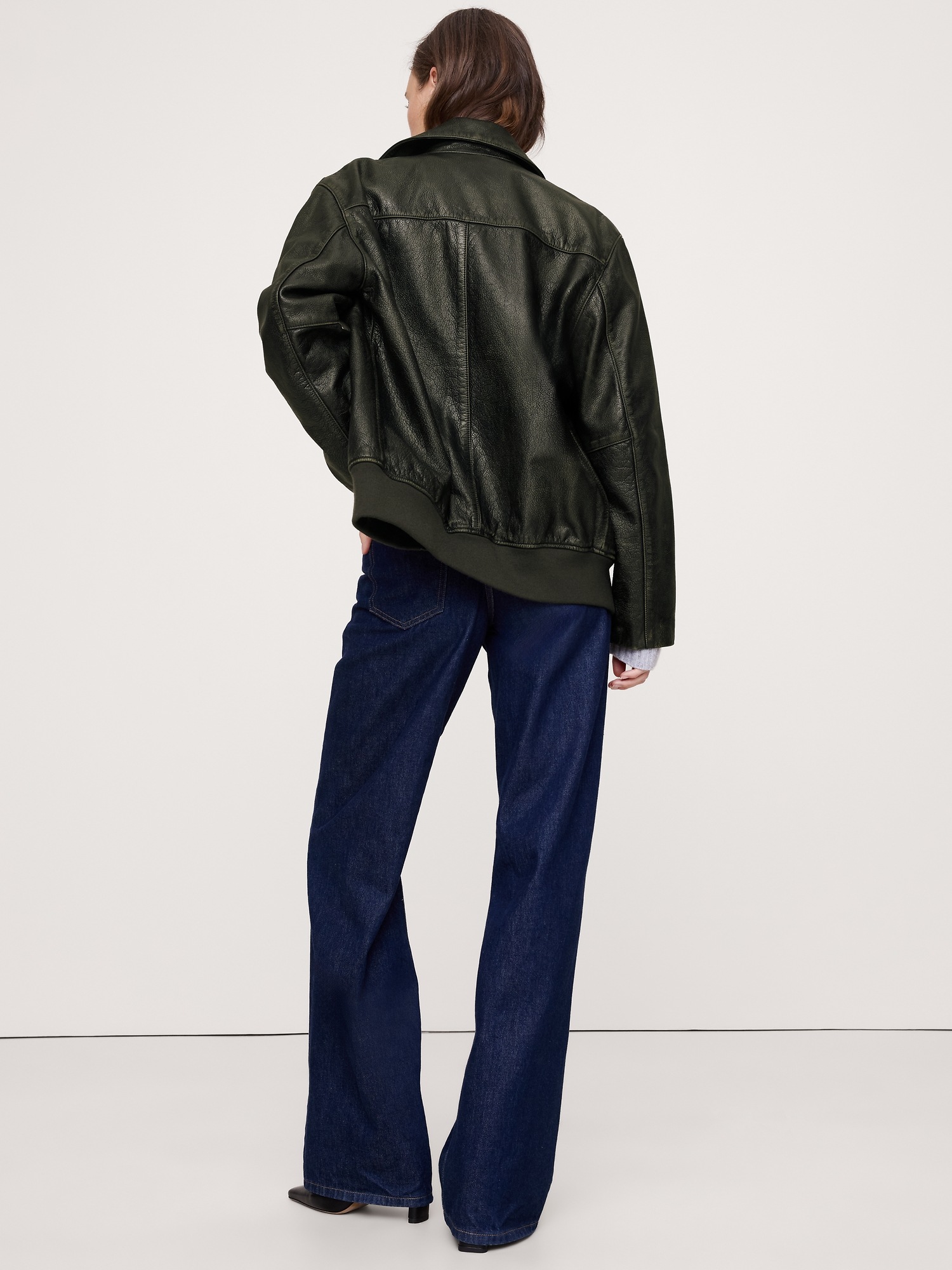 Женская куртка Banana Republic Oversized Distressed Leather Bomber, цвет: Оливковый зелёный — фото 2