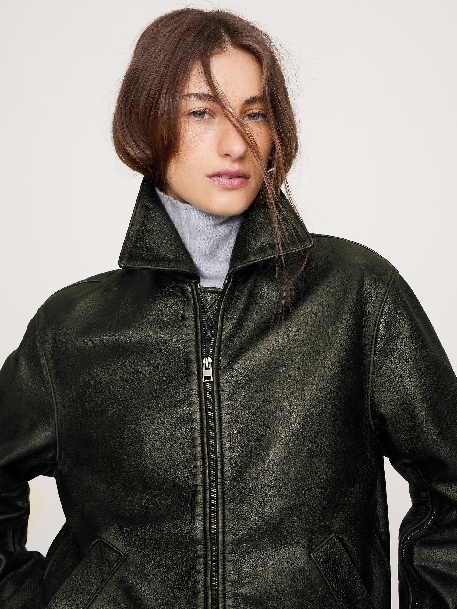 Женская куртка Banana Republic Oversized Distressed Leather Bomber, цвет: Оливковый зелёный — фото 3