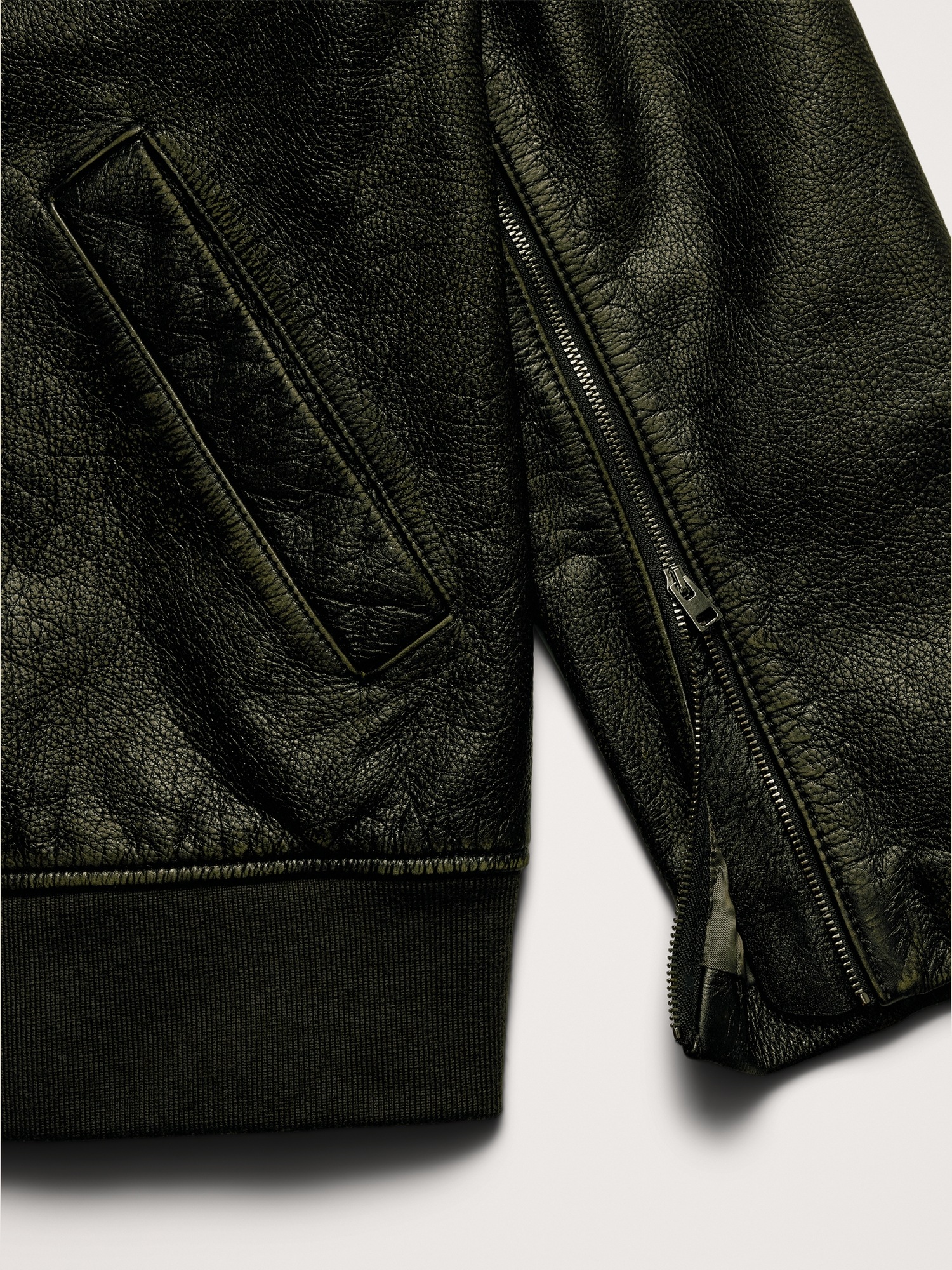 Женская куртка Banana Republic Oversized Distressed Leather Bomber, цвет: Оливковый зелёный — фото 6